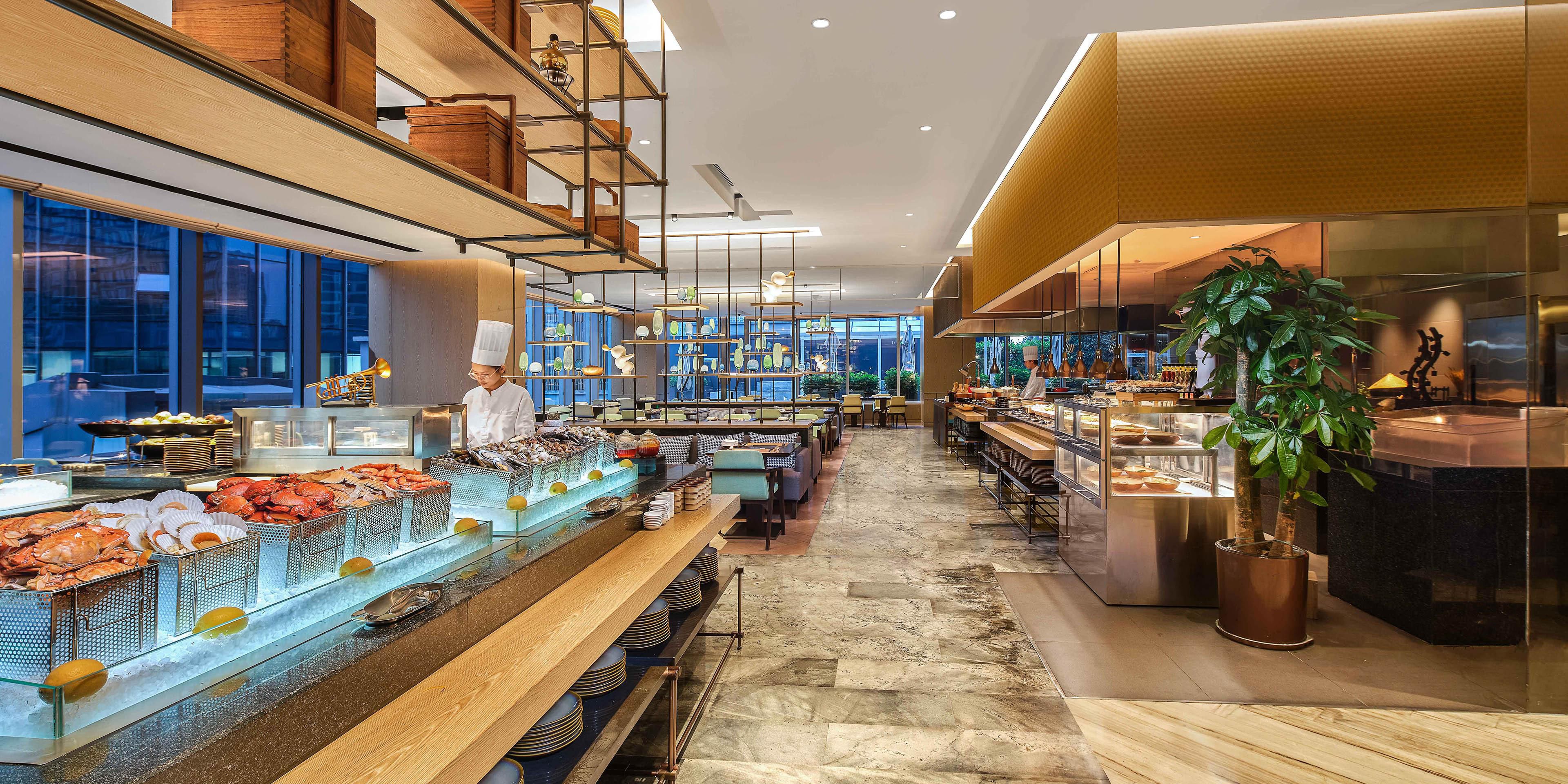 在我们全日制餐厅开启精心打造的晨间仪式。厨师团队选用本地食材，匠心呈现班尼迪克蛋与杭式汤面等季节特色。在阳光漫洒的空间里，享用鲜榨果汁、手工面包与精品咖啡，为您与众不同的每一天注入从容开端。