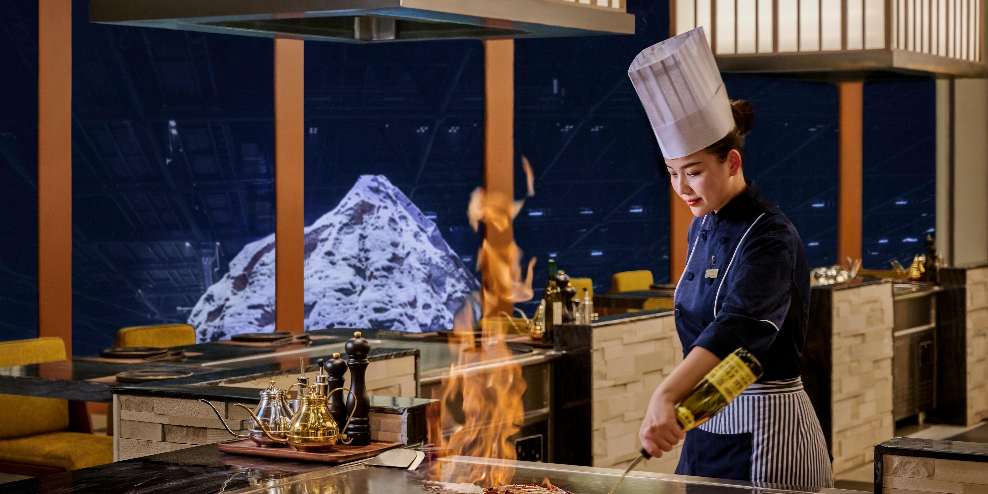 营业时间：11:30 – 14:00；17:30-21:00
位于18楼，以雪场景观为幕，厨师现场烹饪秀，是氛围热闹的日式铁板烧餐厅。严选干式熟成牛肉、当季海鲜珍品，呈献兼具视觉与味觉双重享受的地道的日式铁板烧板前料理。
用餐区分大厅与包房，满足亲朋好友聚会与商务宴请的多元需求。