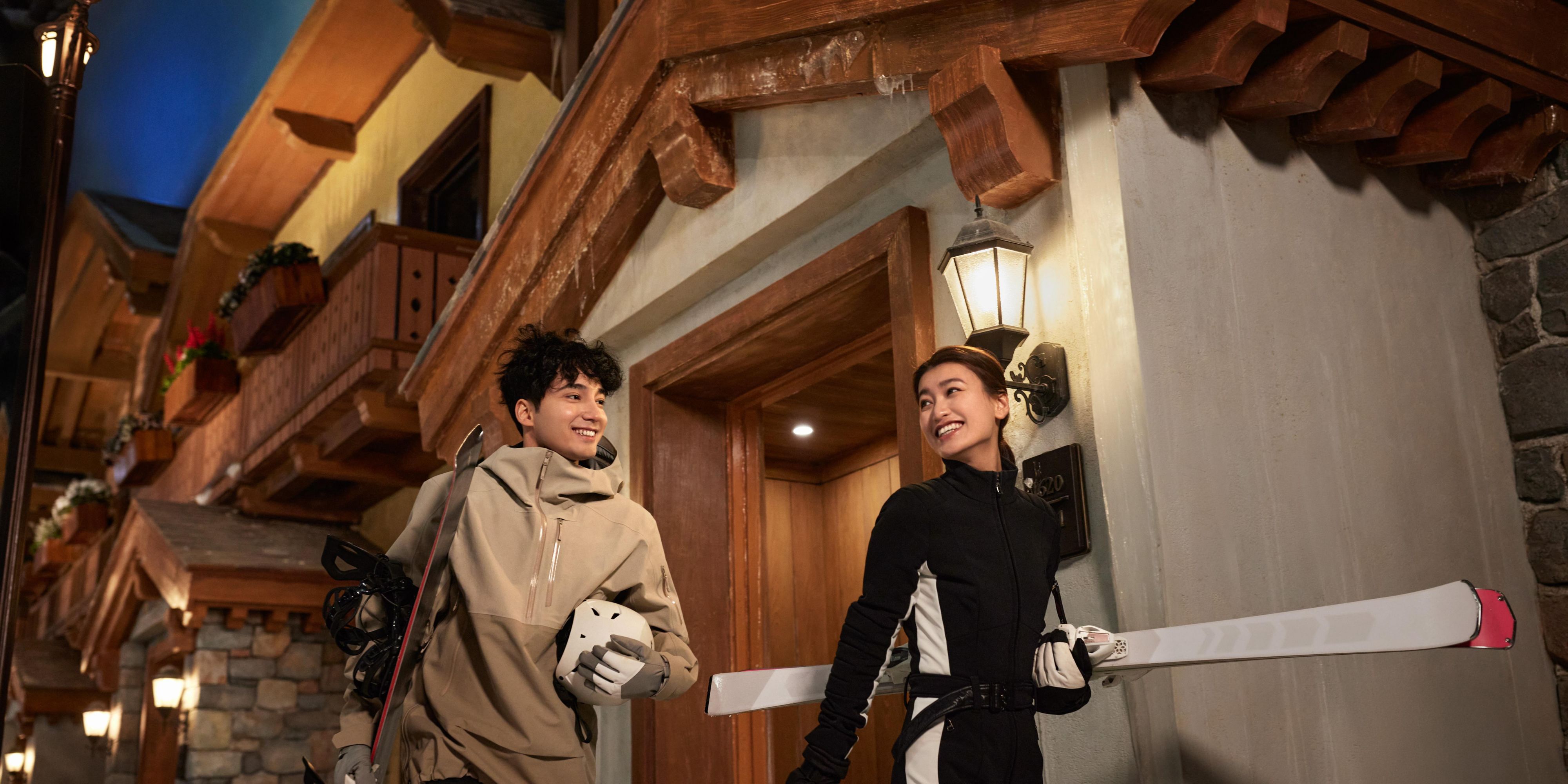 可自由进出雪场的时间段: 9:00-21:00
17间复式结构的雪境套房，可赏耀雪冰雪世界雪场景观。以壁炉、皮毛质感的软装家具、木质房屋结构打造出阿尔卑斯滑雪度假木屋的温馨与舒适。客厅转角设置直通雪道的房门，每天都可抢先一步进入雪场，以先发之姿 ，耀目登场。