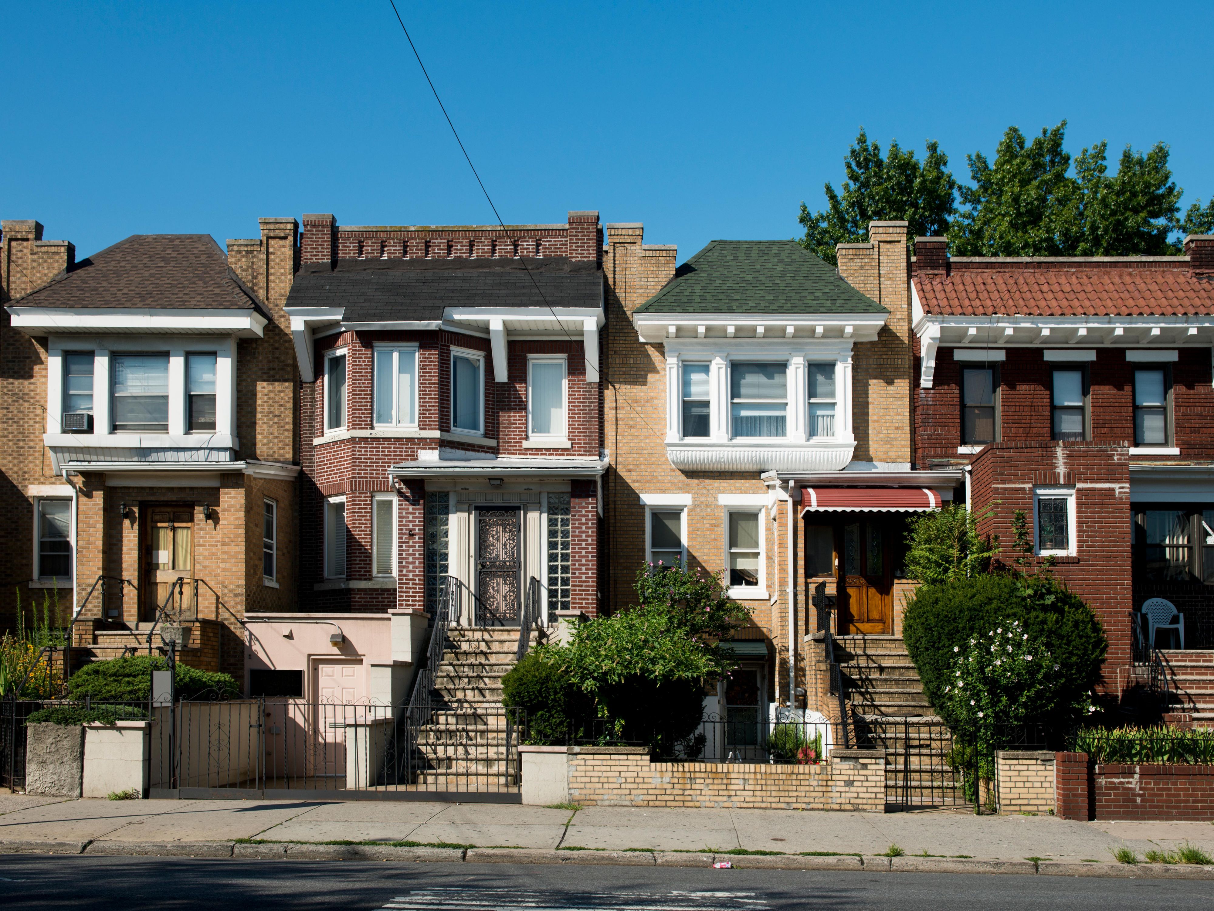Discover the charm of Astoria, a neighborhood rich in culture, film history, and artistic flair. Stroll through vintage shops, explore iconic museums, and soak in the local creative energy. With easy train access, you're just a quick ride from NYC's top attractions while enjoying Astoria's unique blend of history, art, and colorful community vibes.