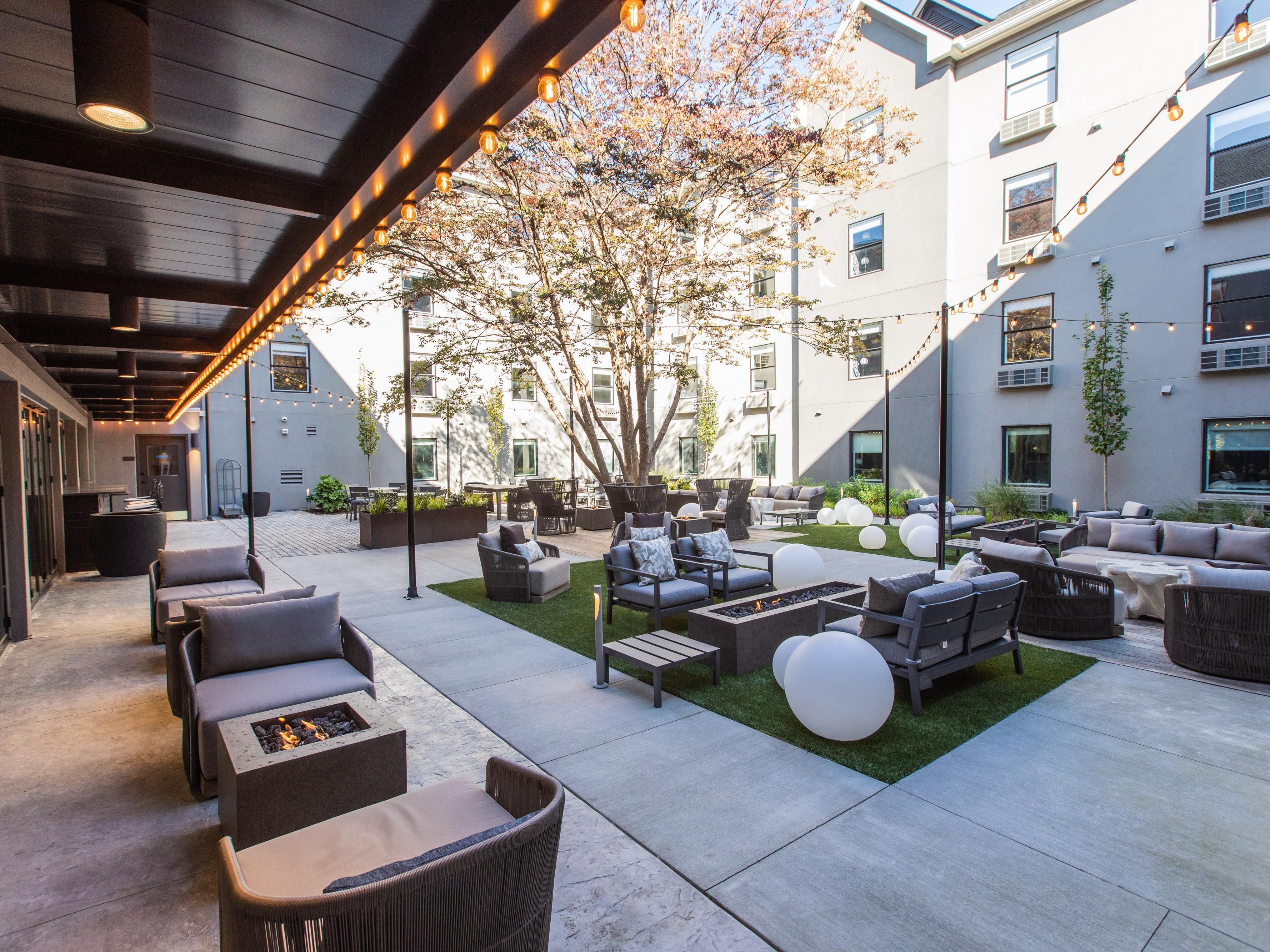 Sprawl out with friends or gather with coworkers in our big outdoor courtyard. It’s comfier and more stylish than your typical hotel courtyard, with firepits, colorful accent pillows, and warm pendant lights. Once you’re settled in, you won’t want to leave.  