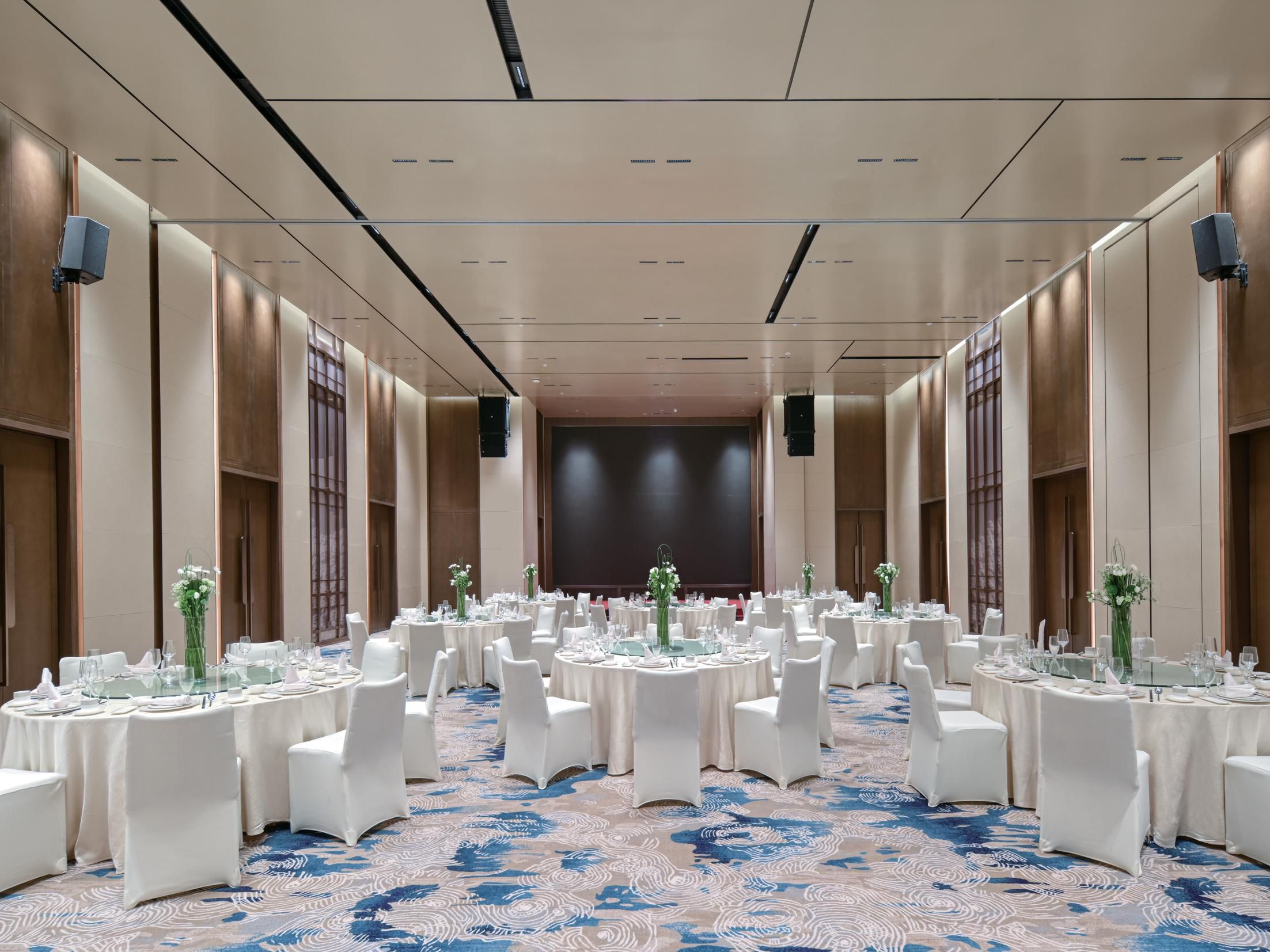 拥有300平方米无柱设计的宴会厅位于酒店3层，灵感付诸商务会议和品质婚宴。