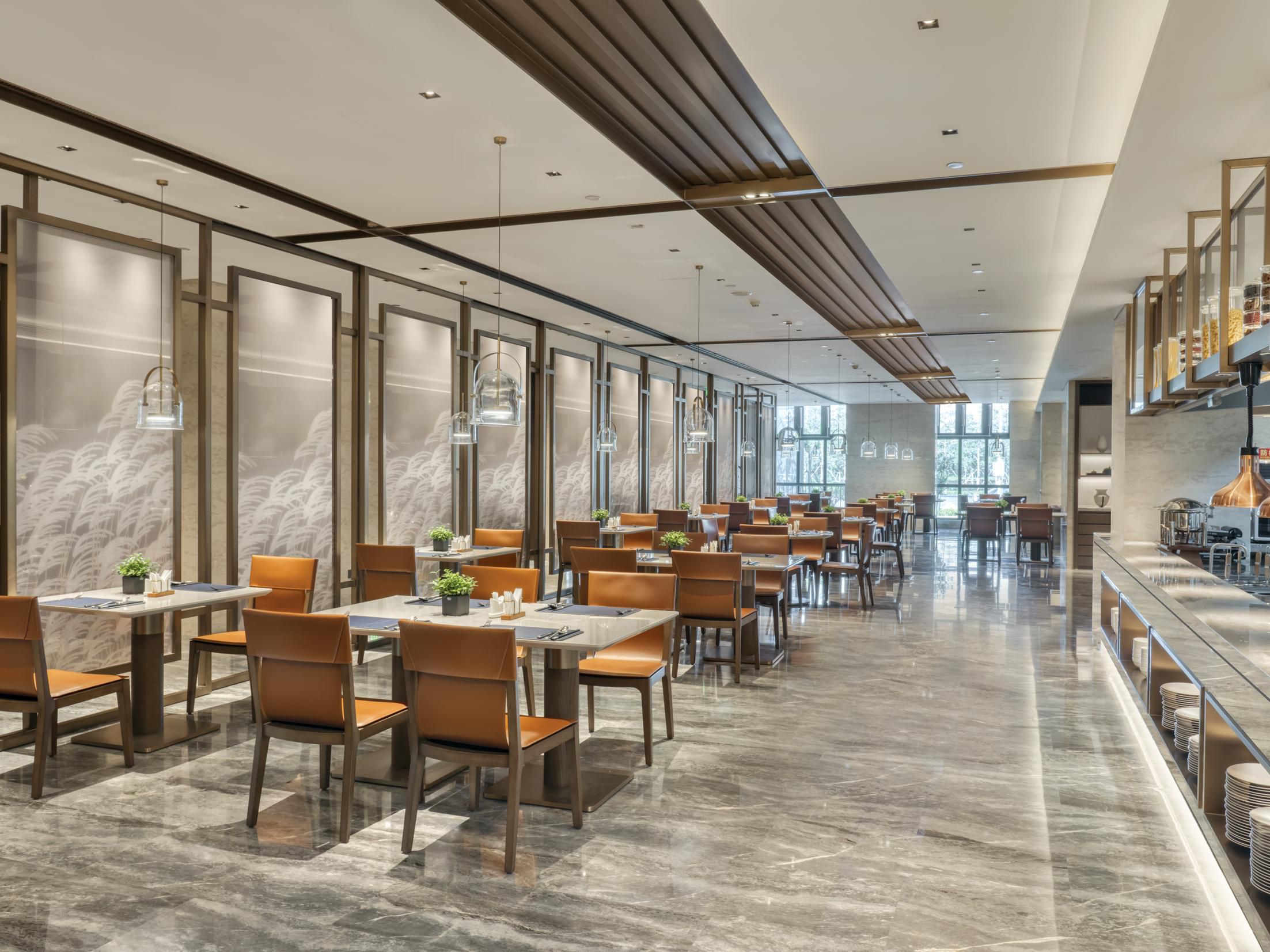 悦湖轩缔造粤菜及本地精致美馔，餐厅大厅可容纳宾客64位，另设6个安静温馨的包厢。