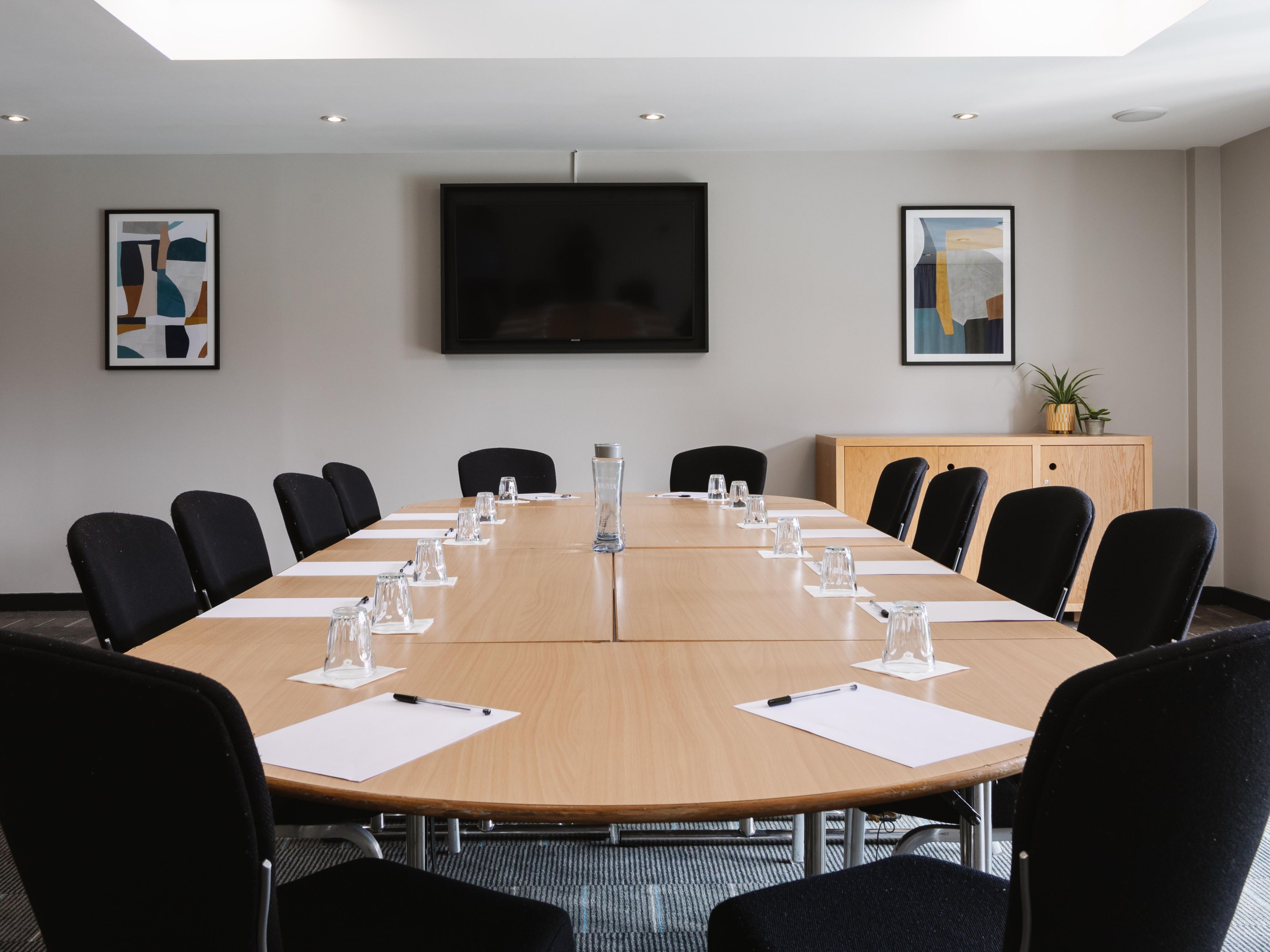 At voco® Belfast, we offer a variety of meeting rooms and conference facilities to meet the needs of any event, from small gatherings to large conferences up to 150 delegates. We offer hi speed Wi-Fi, 120 guest bedrooms, 6 breakout meeting rooms with high-quality audio-visual equipment.