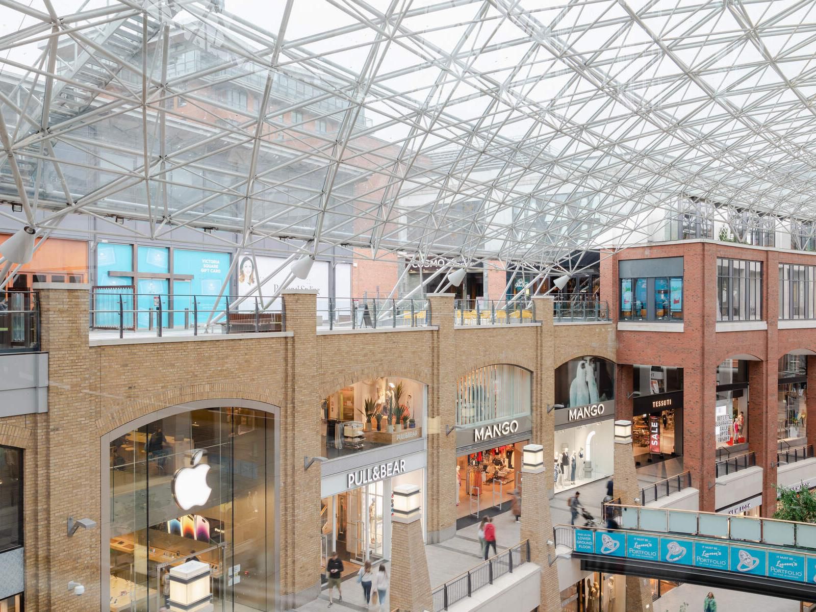 Staying at the voco Belfast places you perfectly for a shopping spree. Just a ten-minute stroll will take you to the impressive Victoria Square shopping centre, a hub of high street brands and dining options. Beyond that, Belfast offers a diverse retail experience, catering to all tastes. From well-known favourites to unique independent shops.