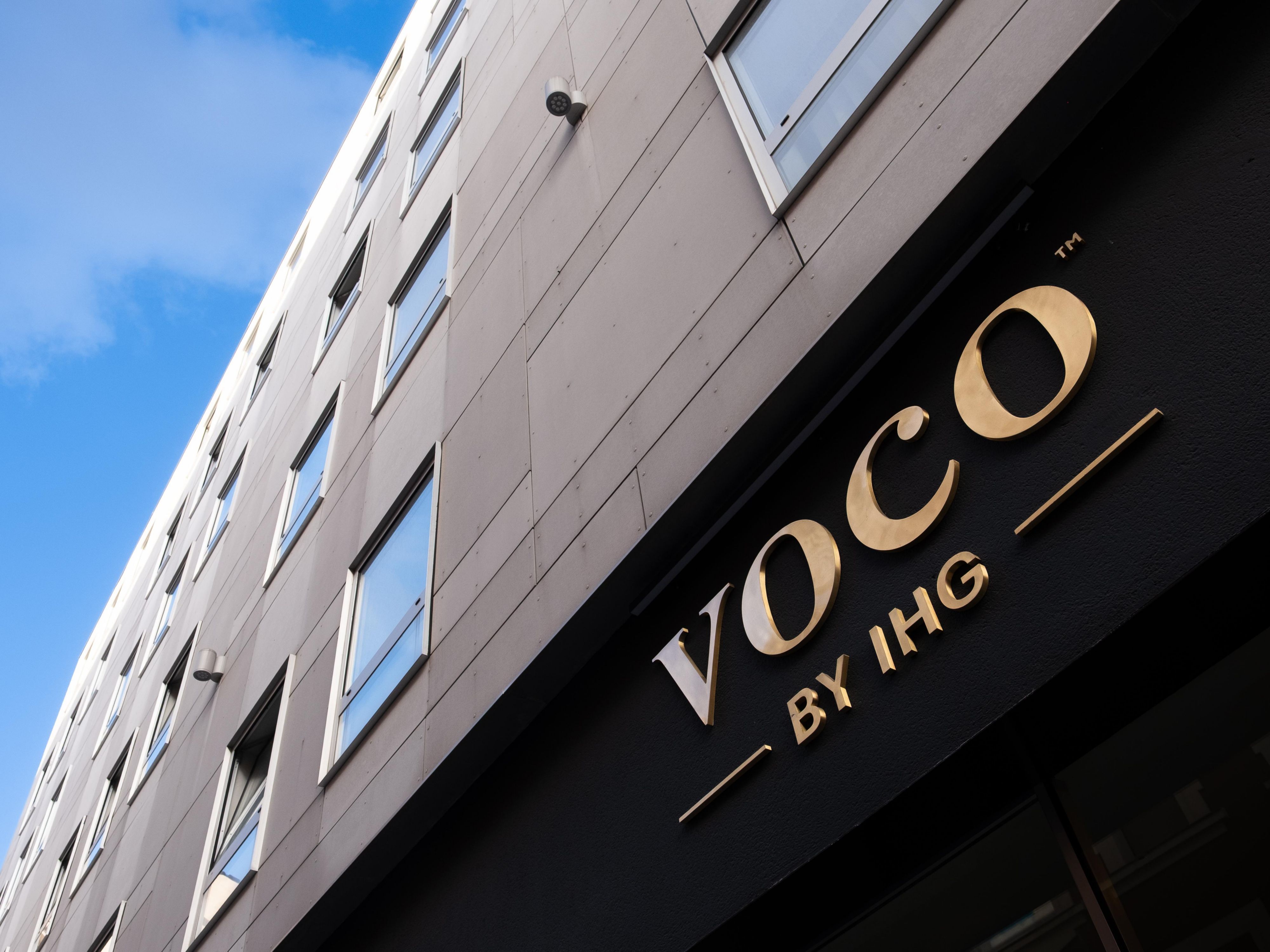 At voco Bilbao City, we believe that a perfect stay includes every member of the family – even the furry ones.
Our team proudly offers a warm pet-friendly welcome, ensuring that both guests and their companions enjoy a comfortable, relaxed, and truly voco experience.
Upon arrival, our four-legged guests receive a Pet Welcome Kit. 