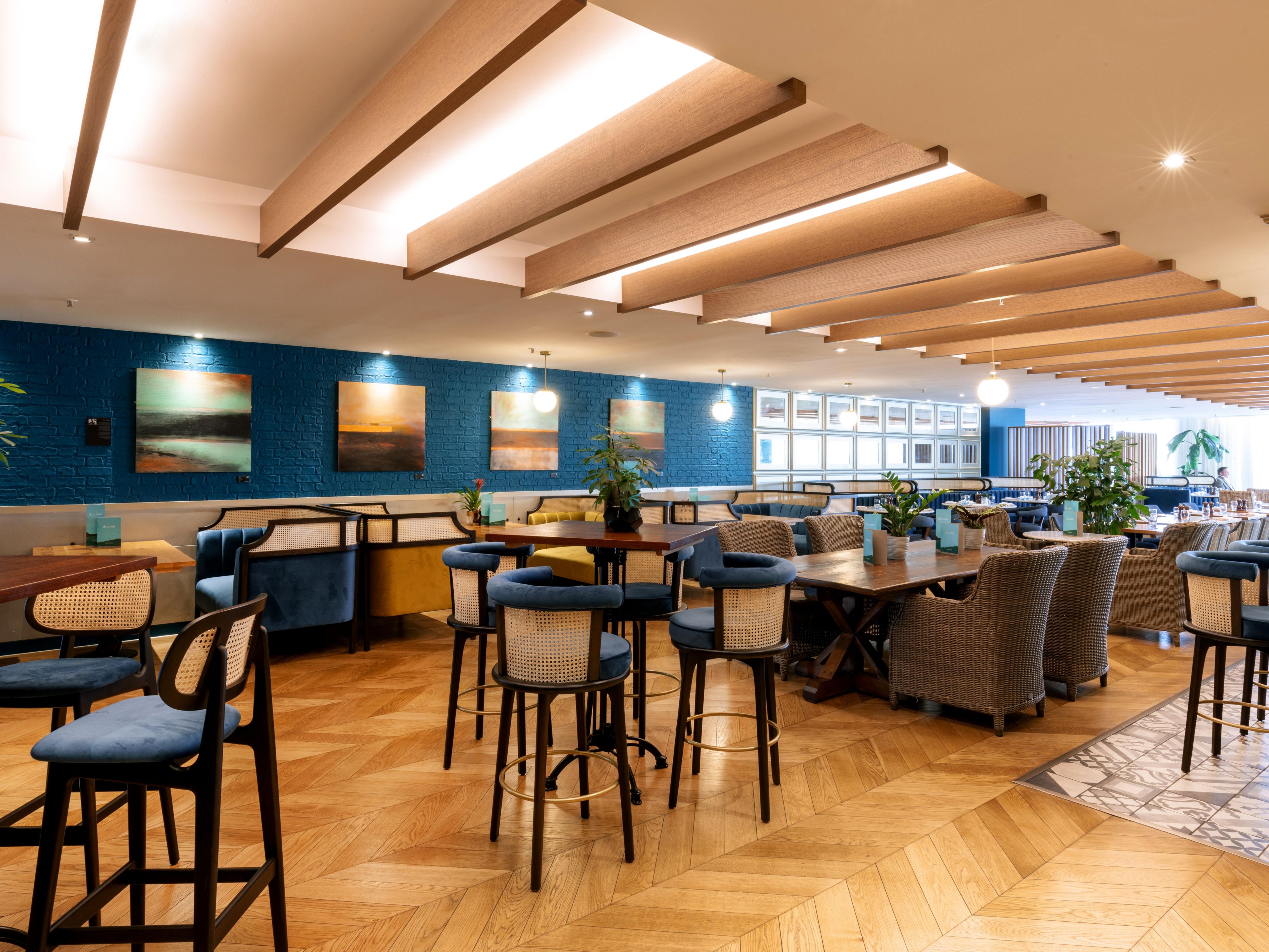 Start your day with a delightful à la carte breakfast, available Monday to Friday from 6:30-10:30am, and on weekends and Bank Holidays from 7:00-10:30am. Savour freshly prepared dishes, including classic favorites with teas, coffees and juices.