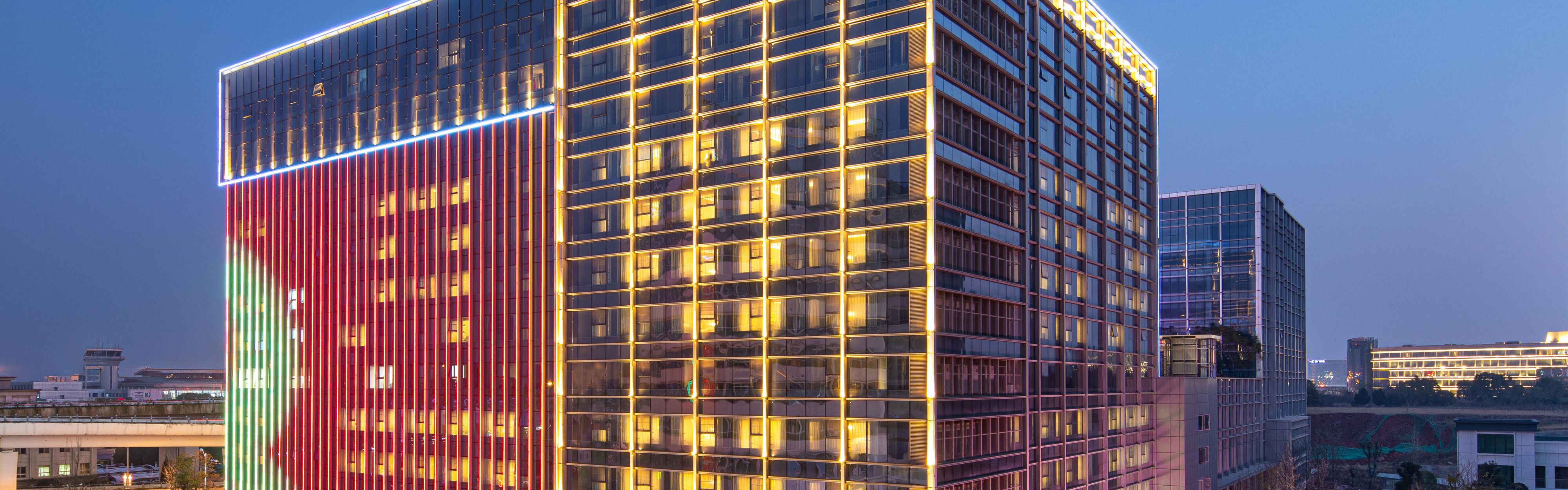 $hotelInfo.mediaDetails.welcomePhotos.primaryPhoto.caption}