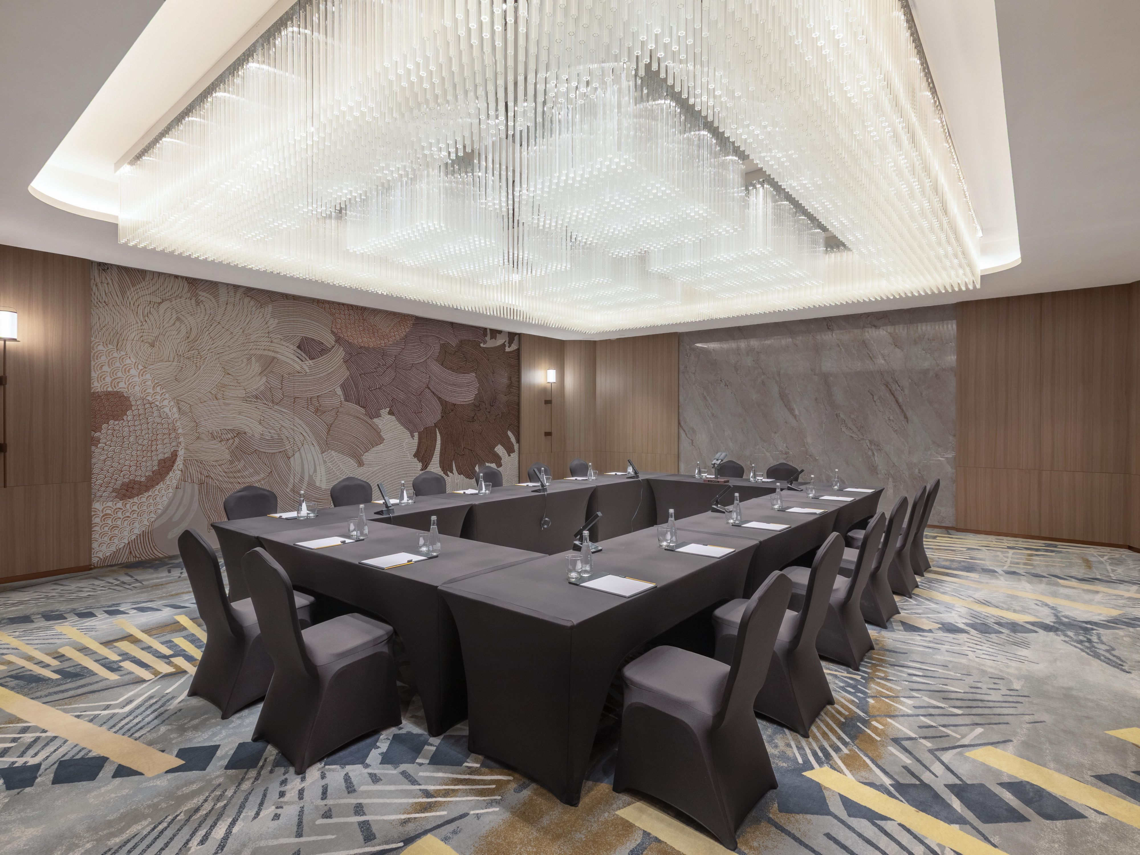 酒店共有四个多功能会议厅，其中锦江厅为董事型会议厅，适合小型私密会议。