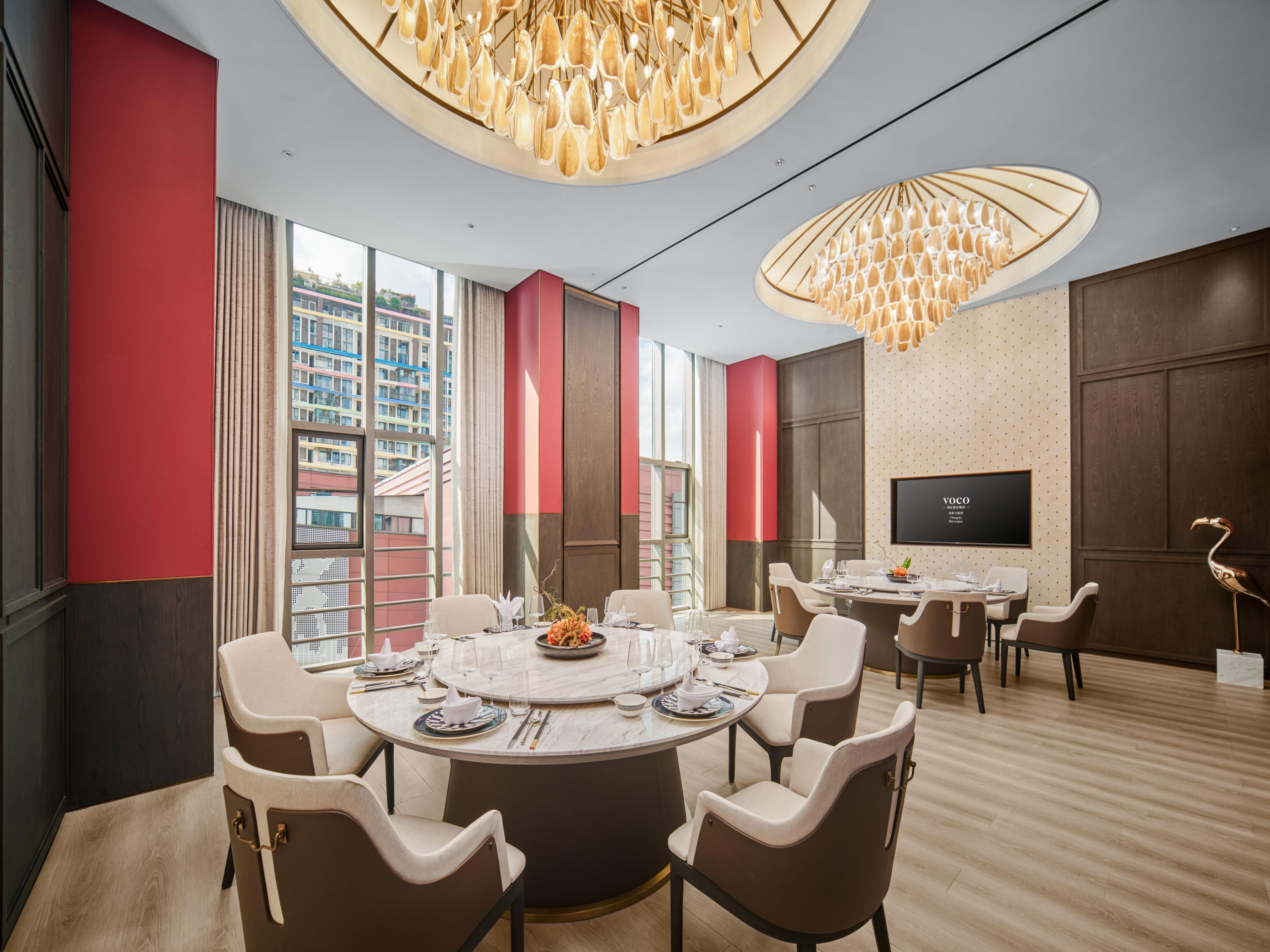 The Pingwei Taste Chinese Restaurant specializes in authentic Sichuan cuisine, fusion dishes, and exquisite innovative creations. complemented by 4 Private Dining Rooms
That Celebrate the Rich Tapestry of Sichuan， ideal for family gatherings and business dinners.