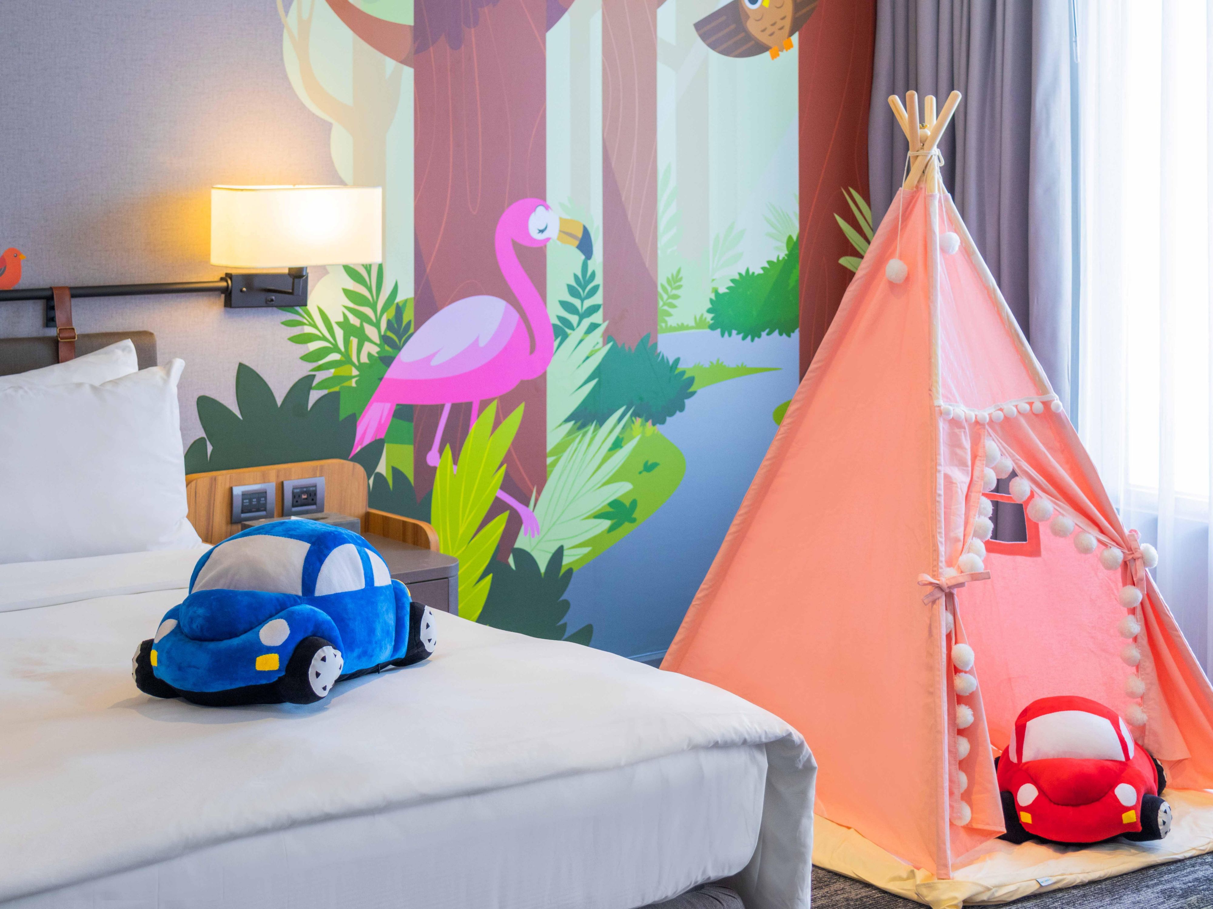 voco Chiayi 全新推出「尊享房｜2张超大床＋1张单人床」亲子主题房，共有 5 款不同风格，为孩子打造梦幻住宿体验。双浴室配备步入式淋浴间，晨间梳洗更从容。专为家庭设计的温馨空间，让孩子尽情探索、父母自在休憩。立即预订，开启难忘的嘉义亲子之旅！