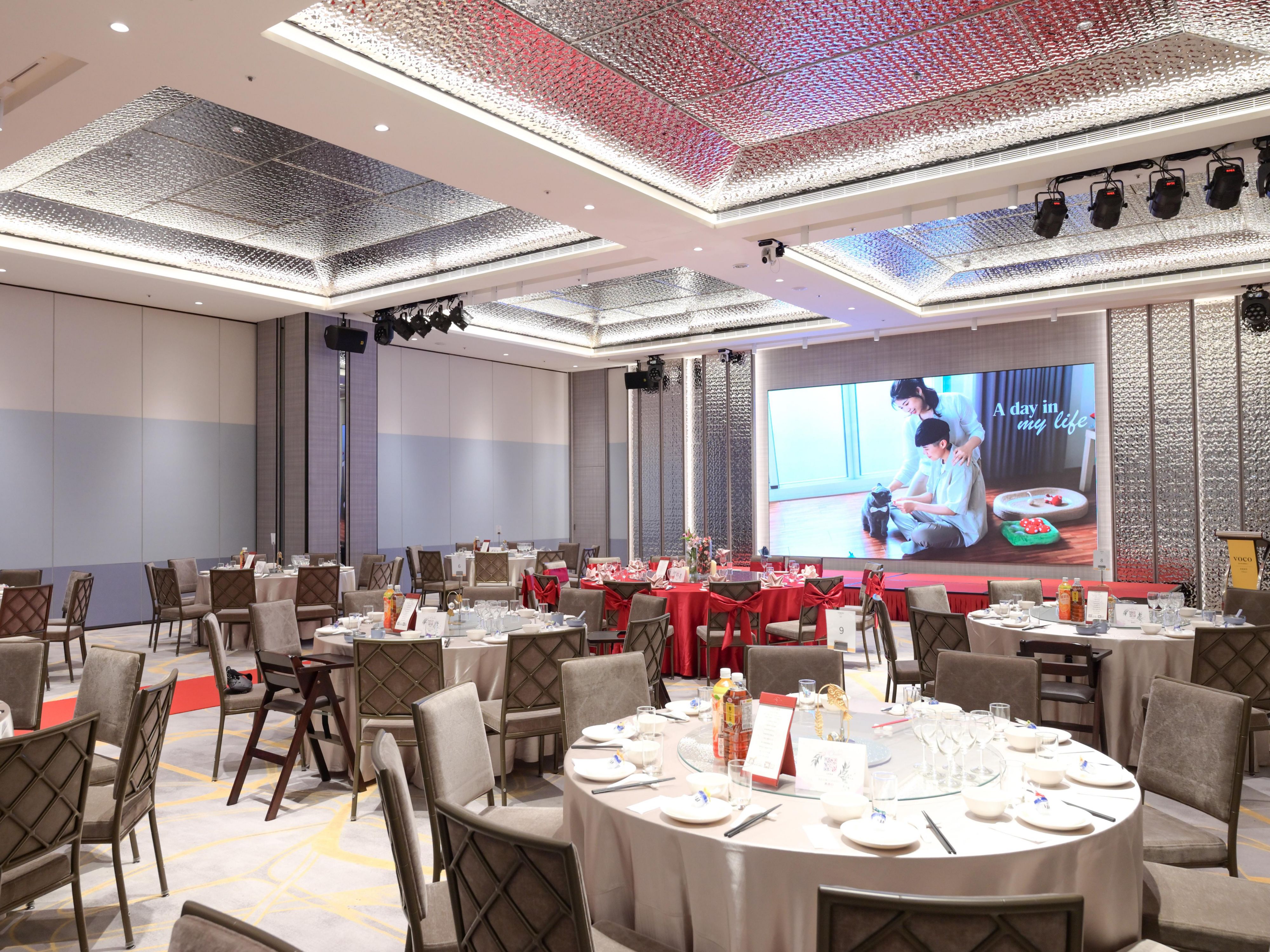 嘉义福容voco酒店3F、4F宴会厅，最多可容纳40桌，无论婚礼、宴会或企业活动，我们的订席团队都将为您量身规划完美体验。配备专业多媒体操作师，灯光秀与音响秀同步演出，LIVE摄影零死角捕捉每一刻，搭配强大的音响设备，让每场活动都精彩难忘。