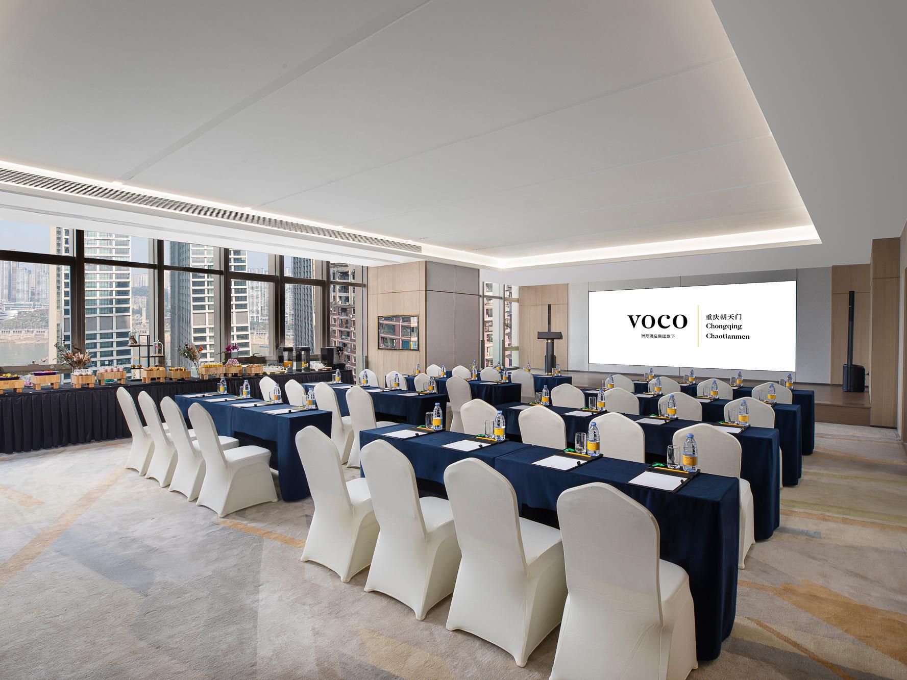 燕雀、绿植和民国元素点亮220平方米的灵活多功能空间，意趣丛生。

2个会议室宽敞明亮，窗外奔腾不息的两江胜景和城市旖旎画卷相伴左右，并配有专业演出级的立柱音响、高速网络等完善的视听系统。

全落地窗设计的书吧也可为个性会议或社交打造一隅文化氛围浓郁的别致天地。我们以细致入微的服务和特色设施，助您会议活动精彩纷呈。