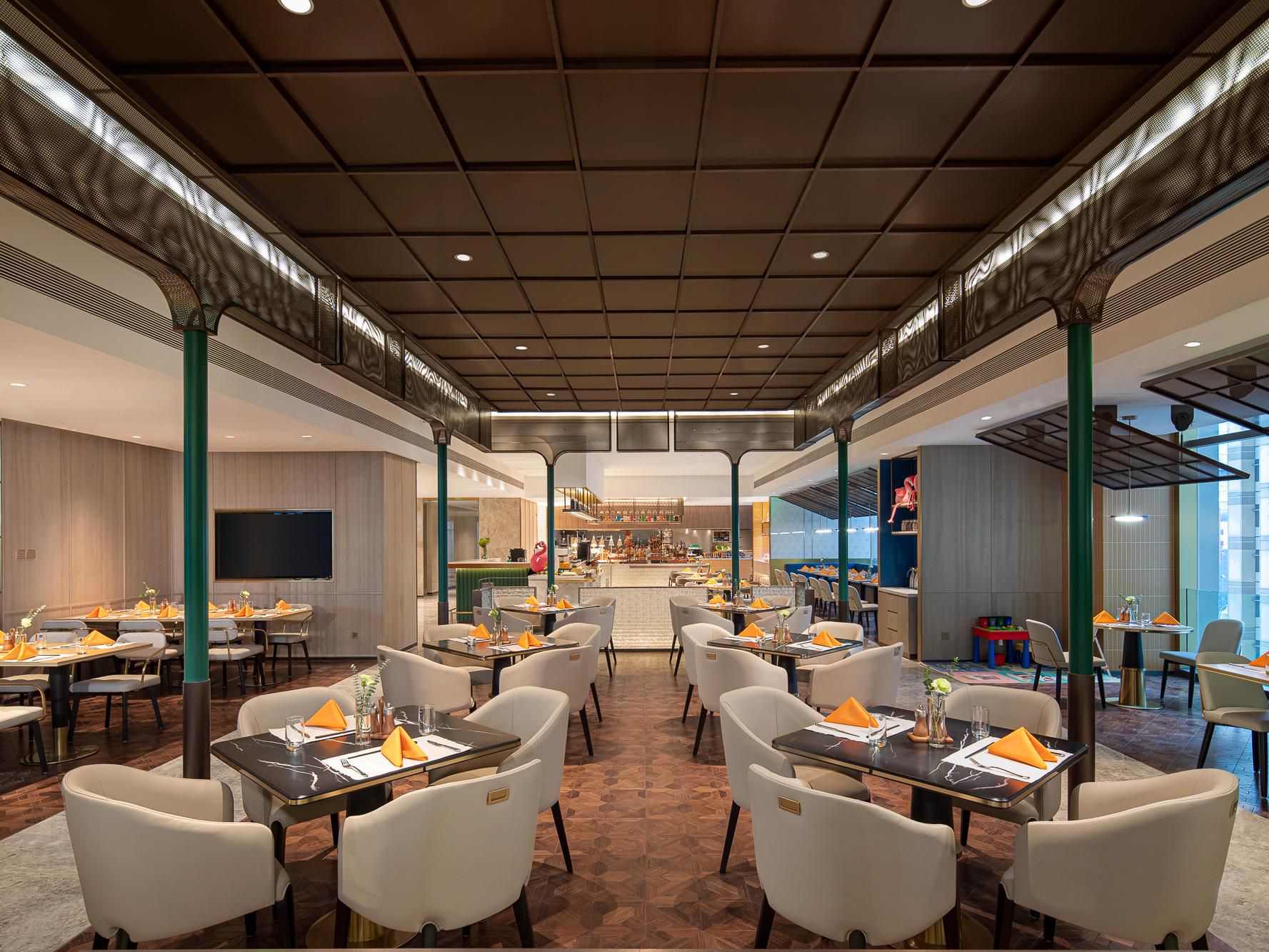 The restaurant's Chinese decorative elements and Western modern design reflect the sense of storytelling of the times from every angle.
Meanwhile, the catering team creates special deluxe breakfasts and set menus for guests to experience a simple and efficient business travel lifestyle.