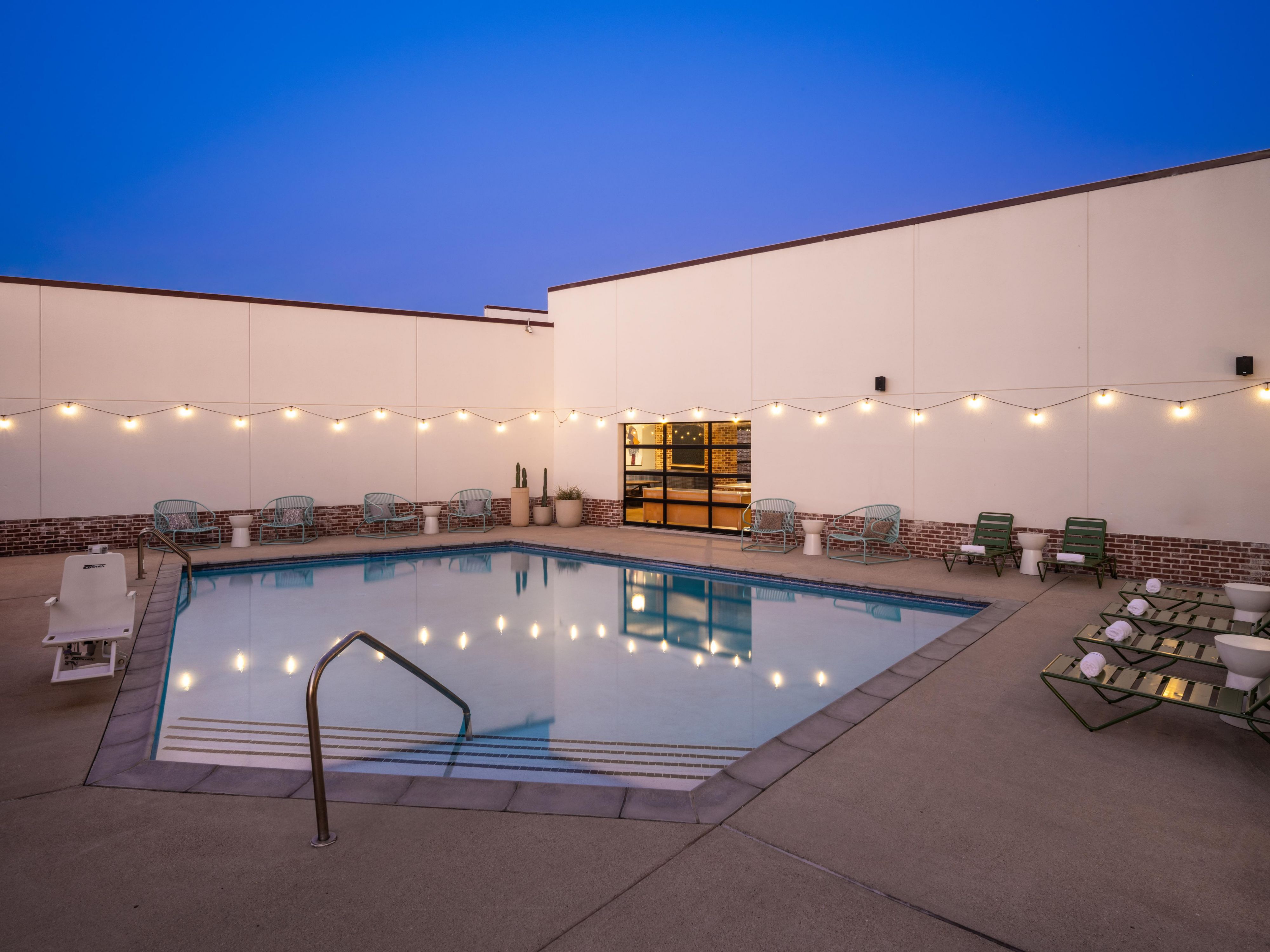 Take a refreshing dip in our sparkling outdoor pool after exploring College Station. Whether you swim laps or lounge poolside with a drink from the bar, our outdoor pool is the perfect spot to soak up the East Texas sunshine during the warmer months.