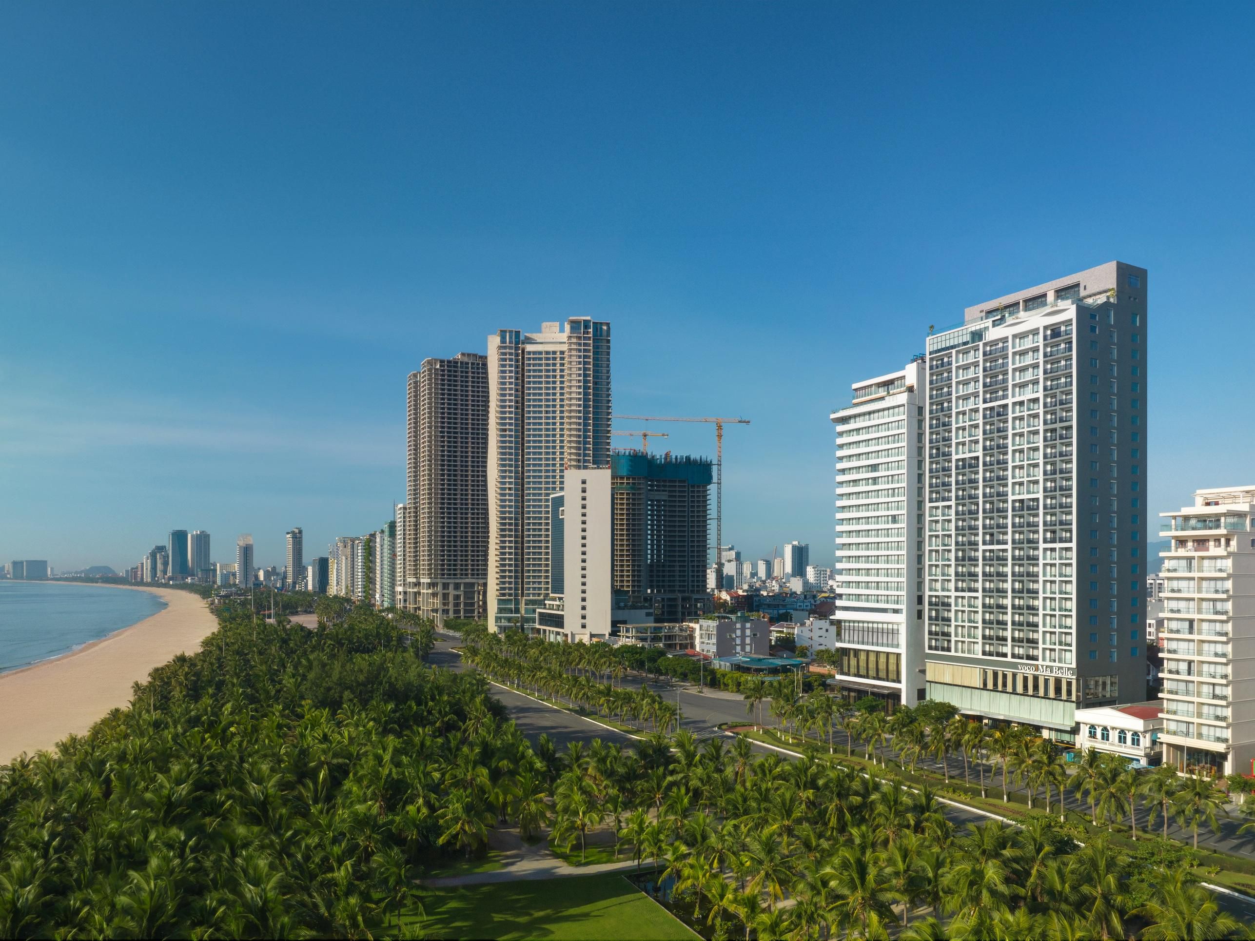 Wake up to the rhythm of waves at My Khe Beach, one of the world’s most beautiful shorelines. With direct access just steps away, you’ll enjoy a panoramic oceanfront experience where every sunrise feels like a masterpiece.
