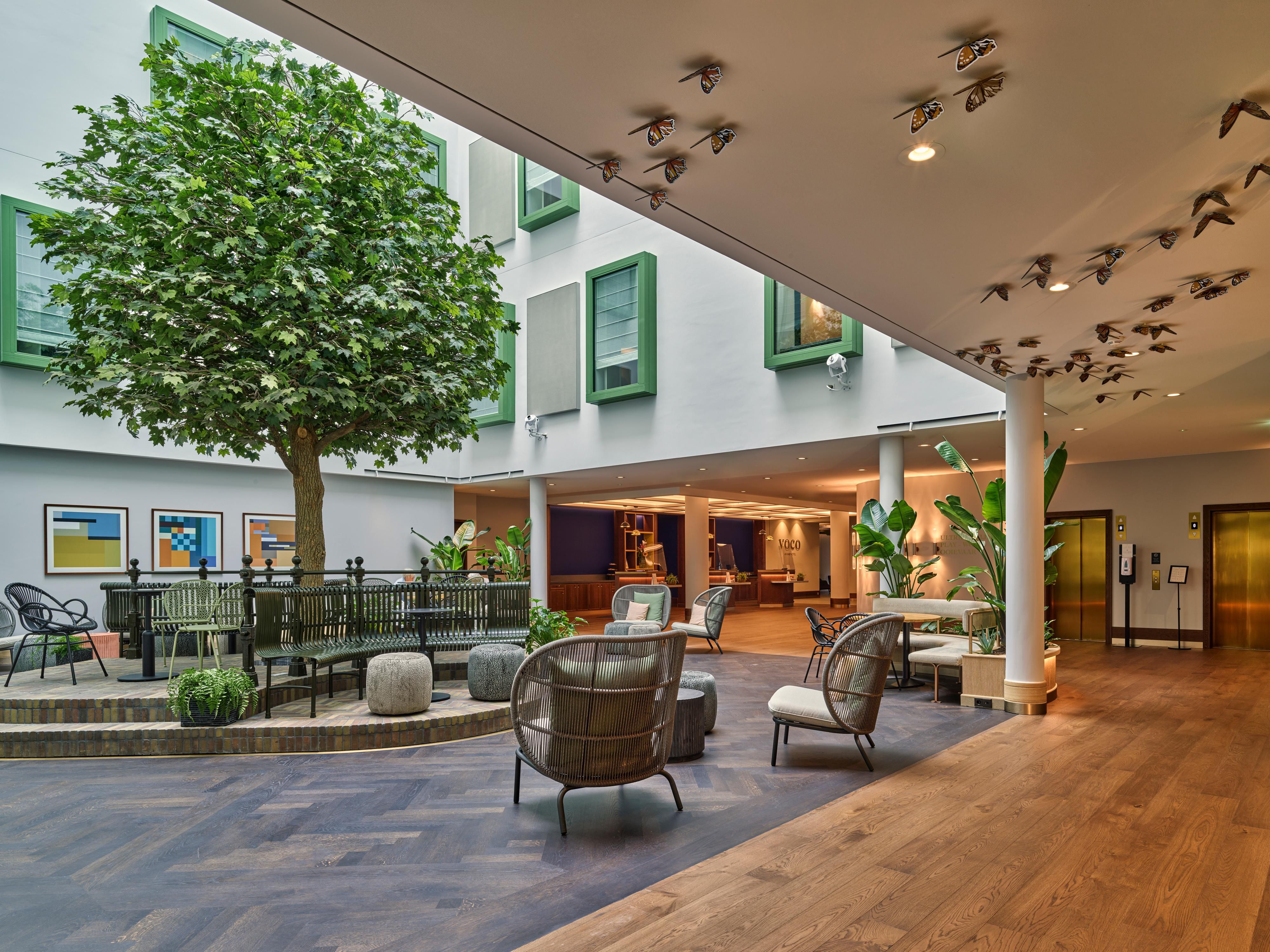 voco The Hague’s scenic courtyard offers the perfect setting for memorable ceremonies and celebrations, providing the ambiance of an outdoor event with the comfort and safety of an indoor space. The venue accommodates dining for up to 300 people, with adaptable settings that suit various atmospheres, rain or shine. 