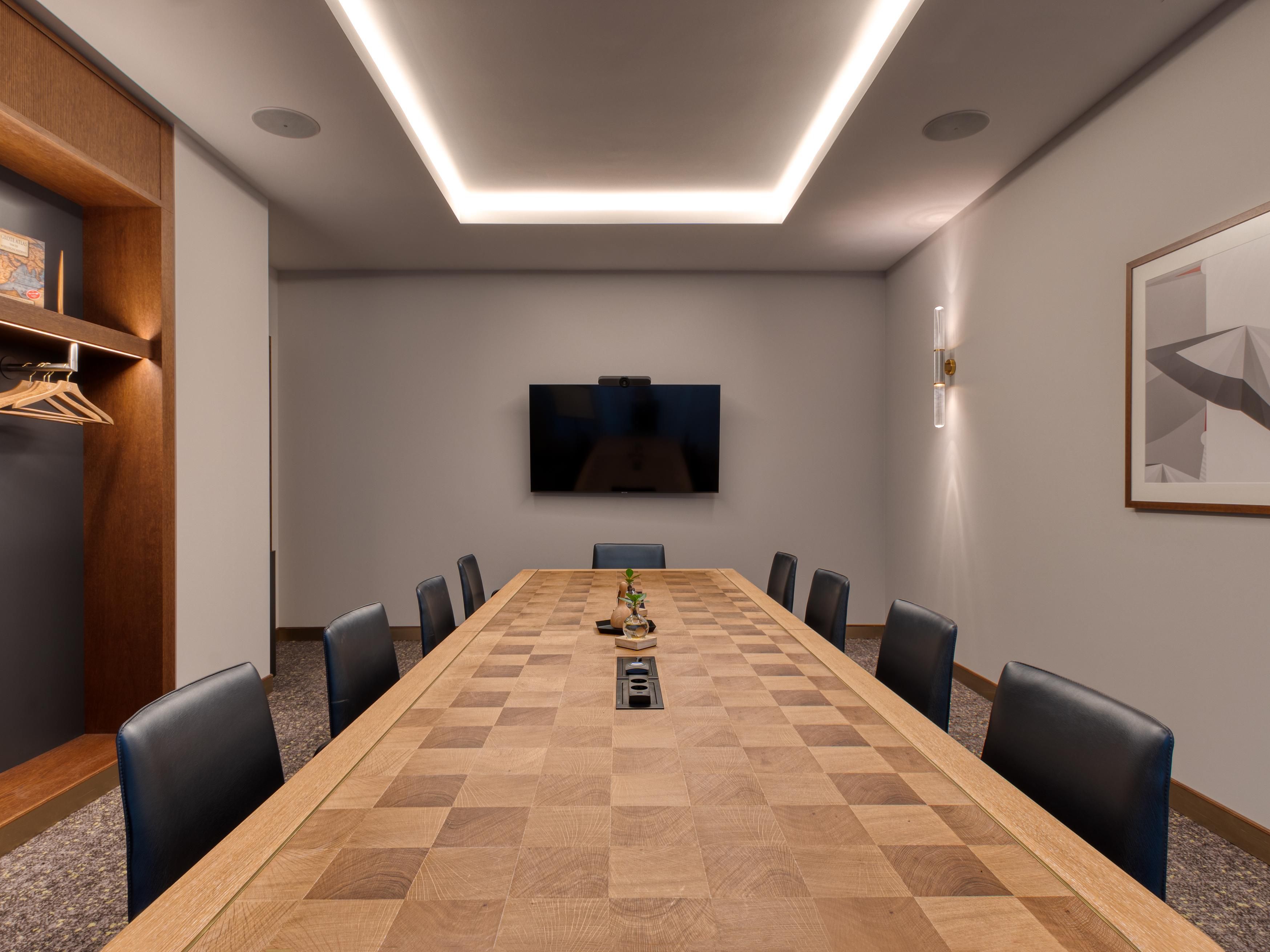 We offer the perfect place, whether you're looking to focus, be creative, network or entertain. With fully equipped boardrooms, an informal setting for private conversations or a unique drinks location, we've got it all.