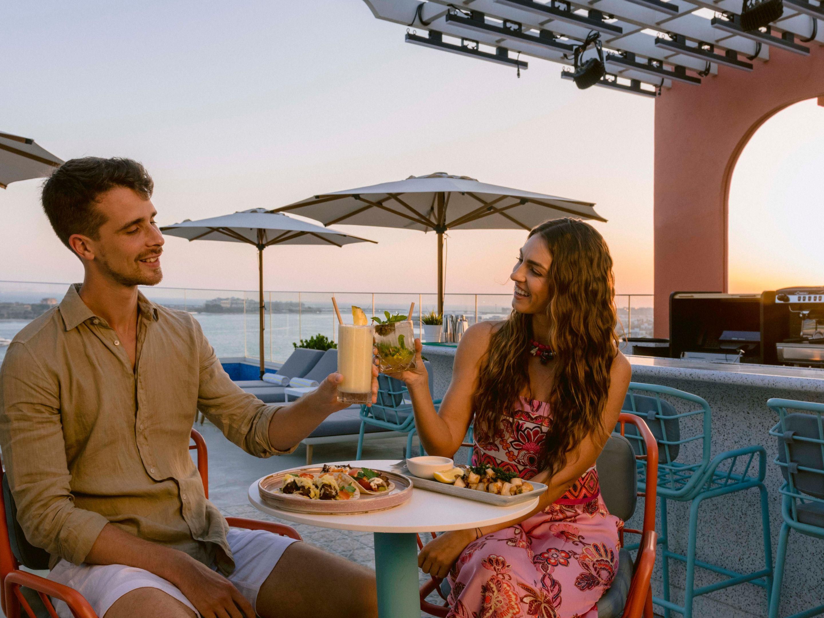 Head up to our rooftop bar Frenia – right beside our spectacular infinity pool. Snack on some delicious bar food and unwind over refreshing Negroni cocktails or any brew of your choice, as you soak in a magical evening sunset over the stunning Dubai Marina skyline, the Ain Dubai and the waters of the Arabia.
