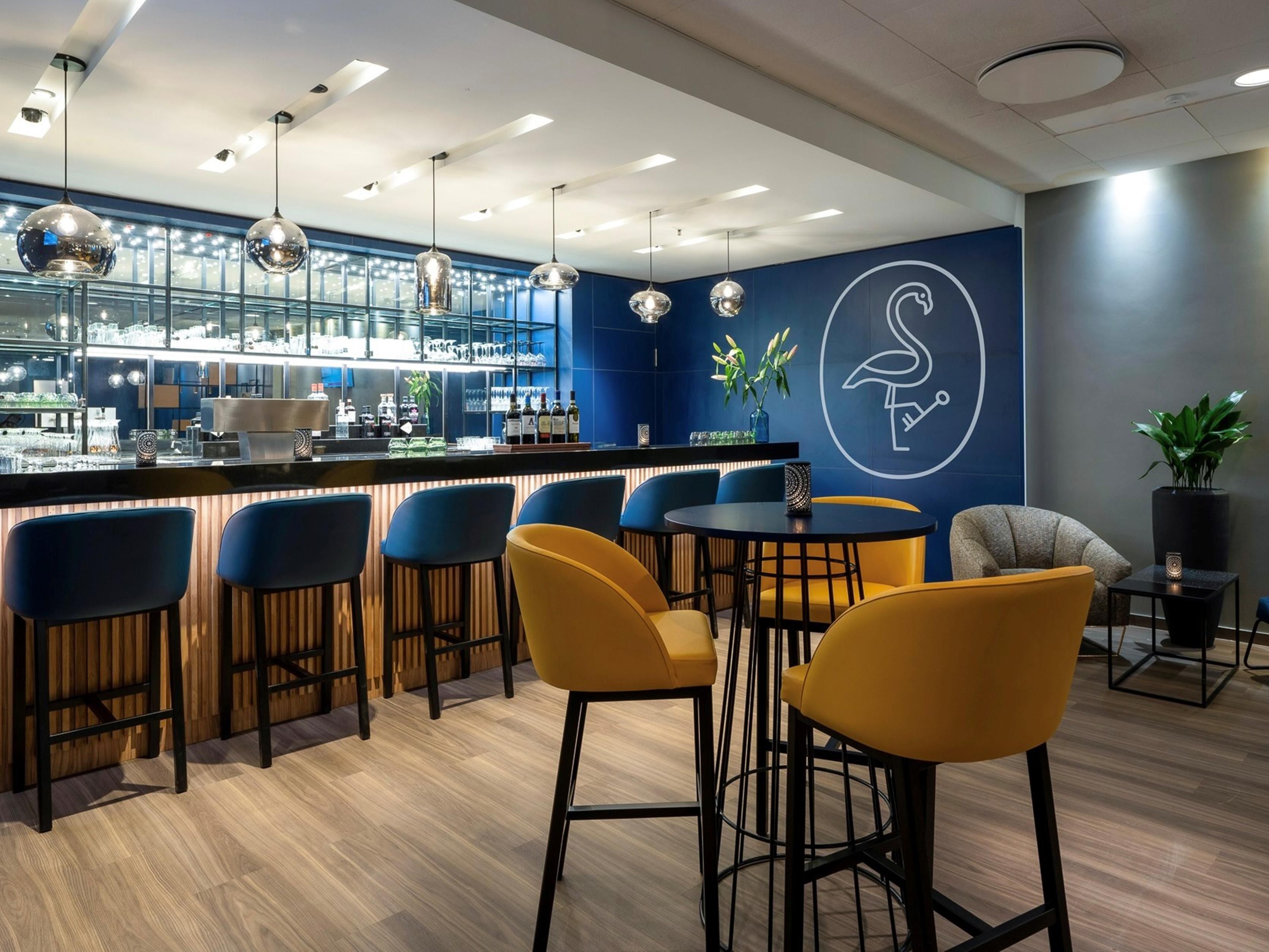 Catch up with friends or kick off a great evening at our all-day “38” contemporary designed Restaurant & Bar. 
To switch from the hustle and bustle of your work routine to the sweet taste of fun, all it takes to end your day.