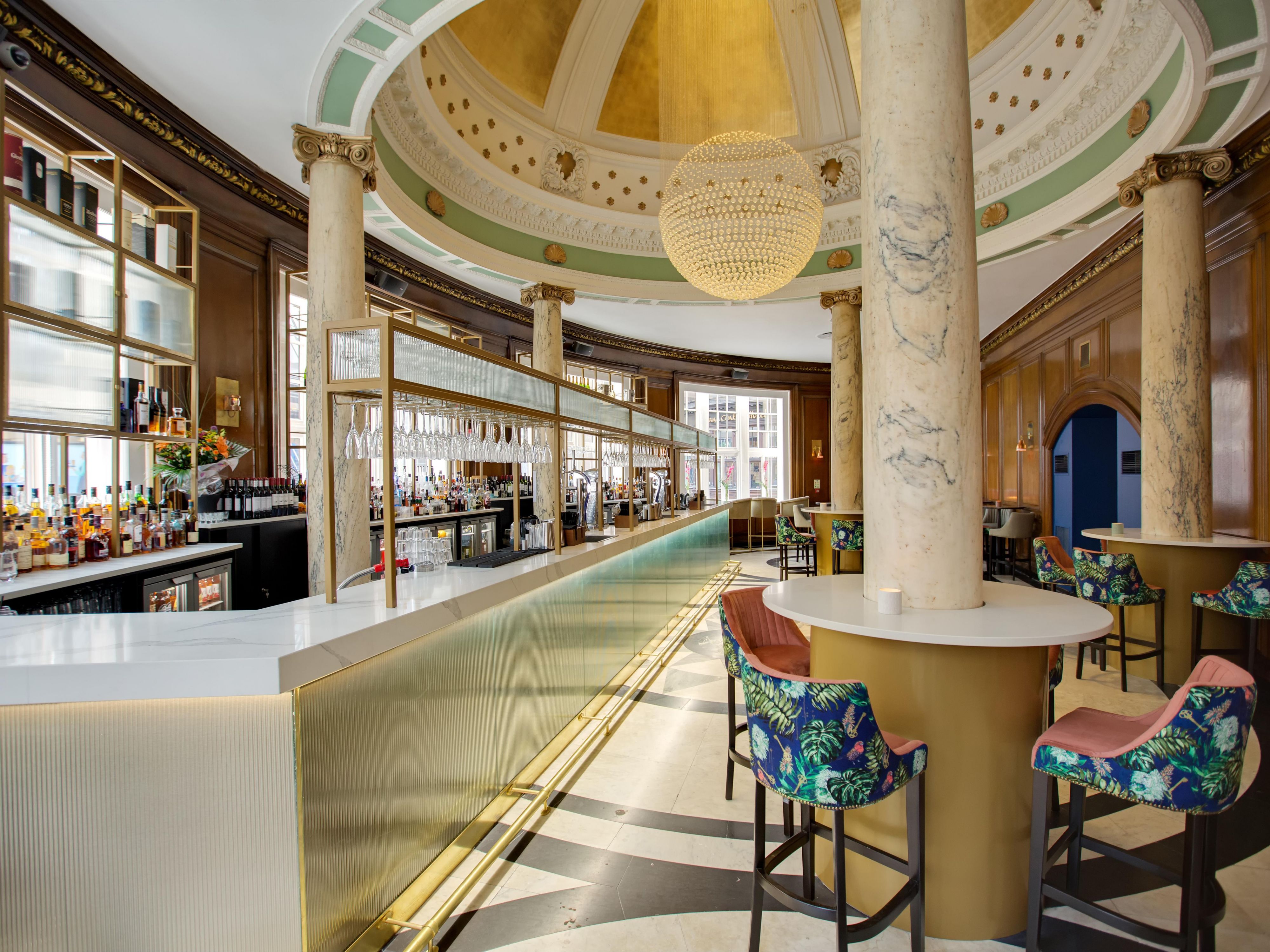 Pull up a seat and step back in time at Champagne Central. Overlooking Central Station, our restaurant and bar evokes the golden age of travel. For those feeling peckish, satisfy your cravings with our menu featuring cocktails, small plates, and sharing boards, along with indulgent brunch and afternoon tea options.
