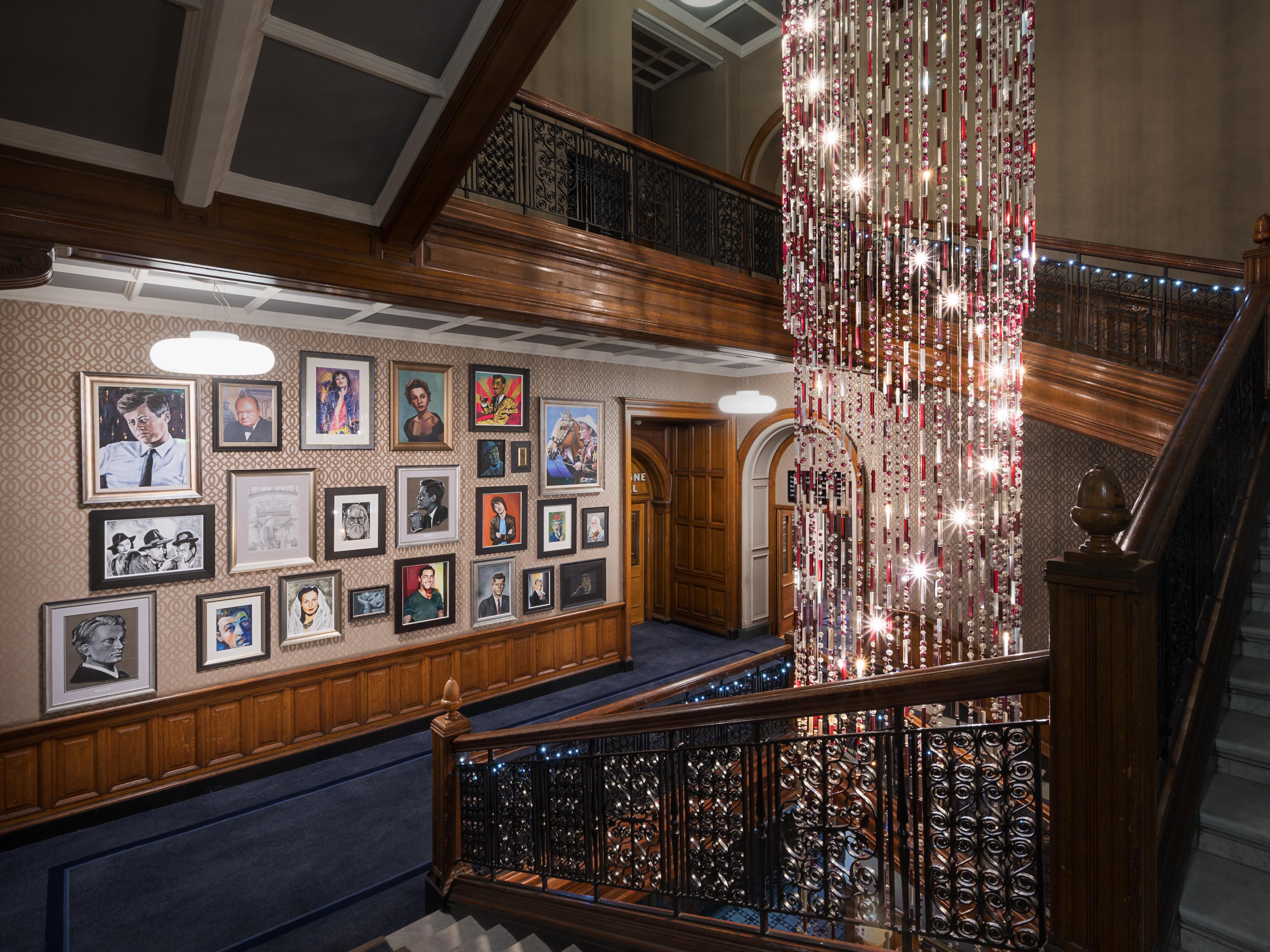 Explore our hotel’s rich history on the stunning 'Wall of Fame', featuring 22 portraits by Scottish artists. These works depict legendary hotel guests like JFK, Gene Kelly, and Frank Sinatra. Head towards Champagne Central to see these impressive pieces that capture the essence of our iconic visitors.