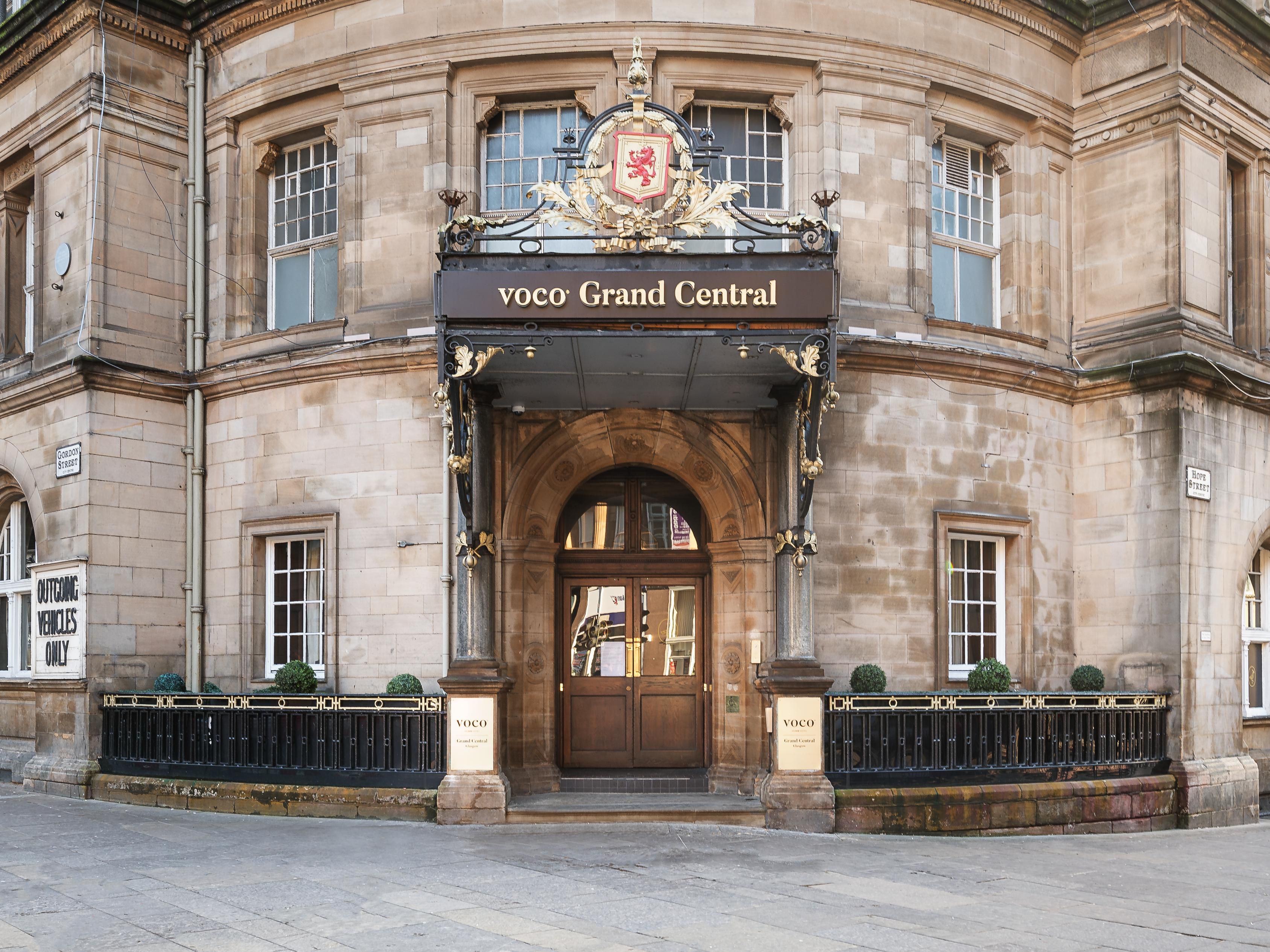 Right next to Glasgow Central Station, we’re your gateway to adventure! Walk to Buchanan Galleries, explore Merchant City, or visit the Riverside Museum. Perfect for easy access to top attractions, shopping, and dining.