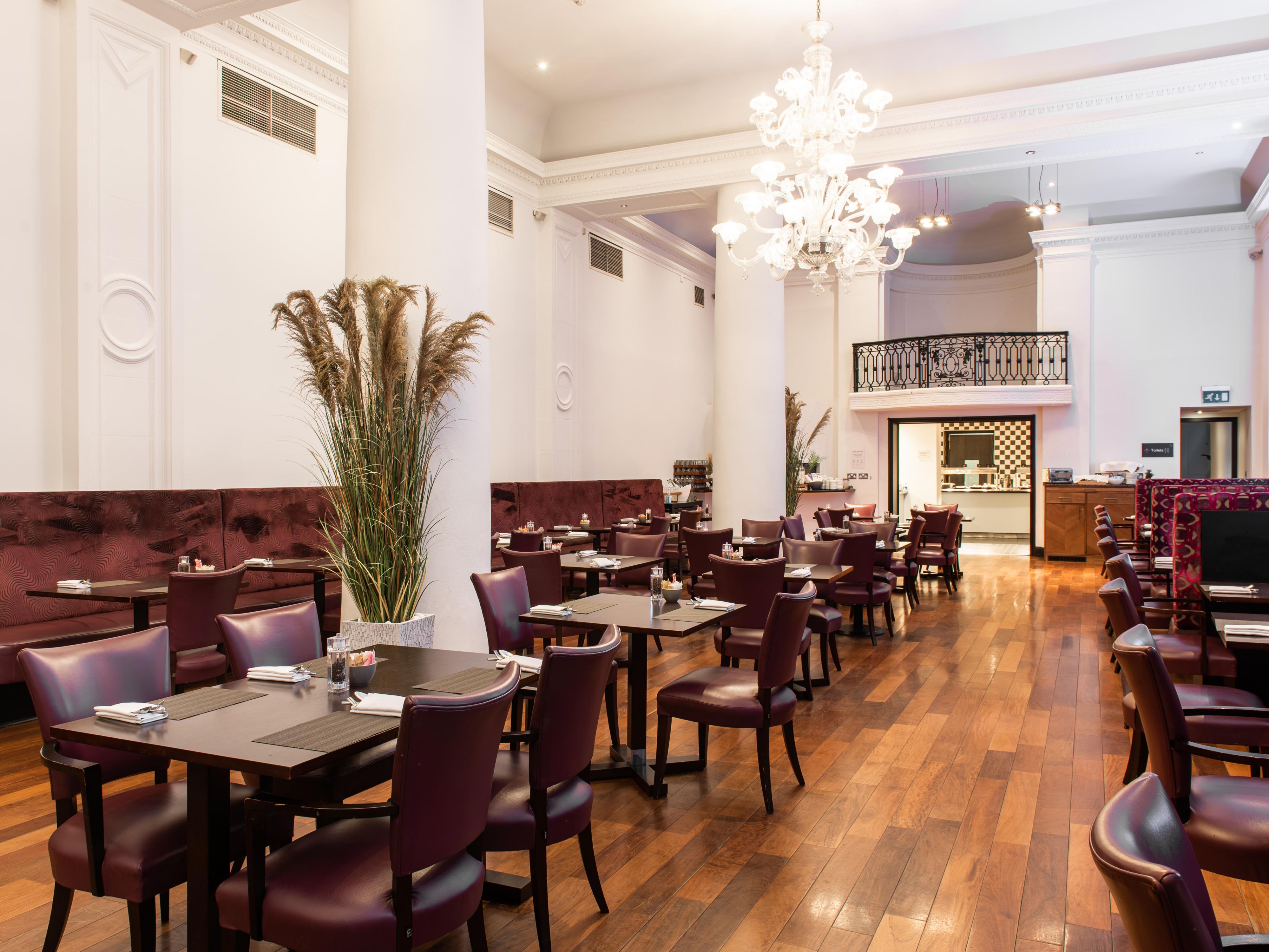 Start your day with a hearty Scottish breakfast featuring haggis, black pudding, and tattie scones. Pair it with freshly brewed coffee and explore our buffet of flaky pastries and seasonal fruits. Our cosy restaurant is the ideal setting for an energising meal to kickstart your day.