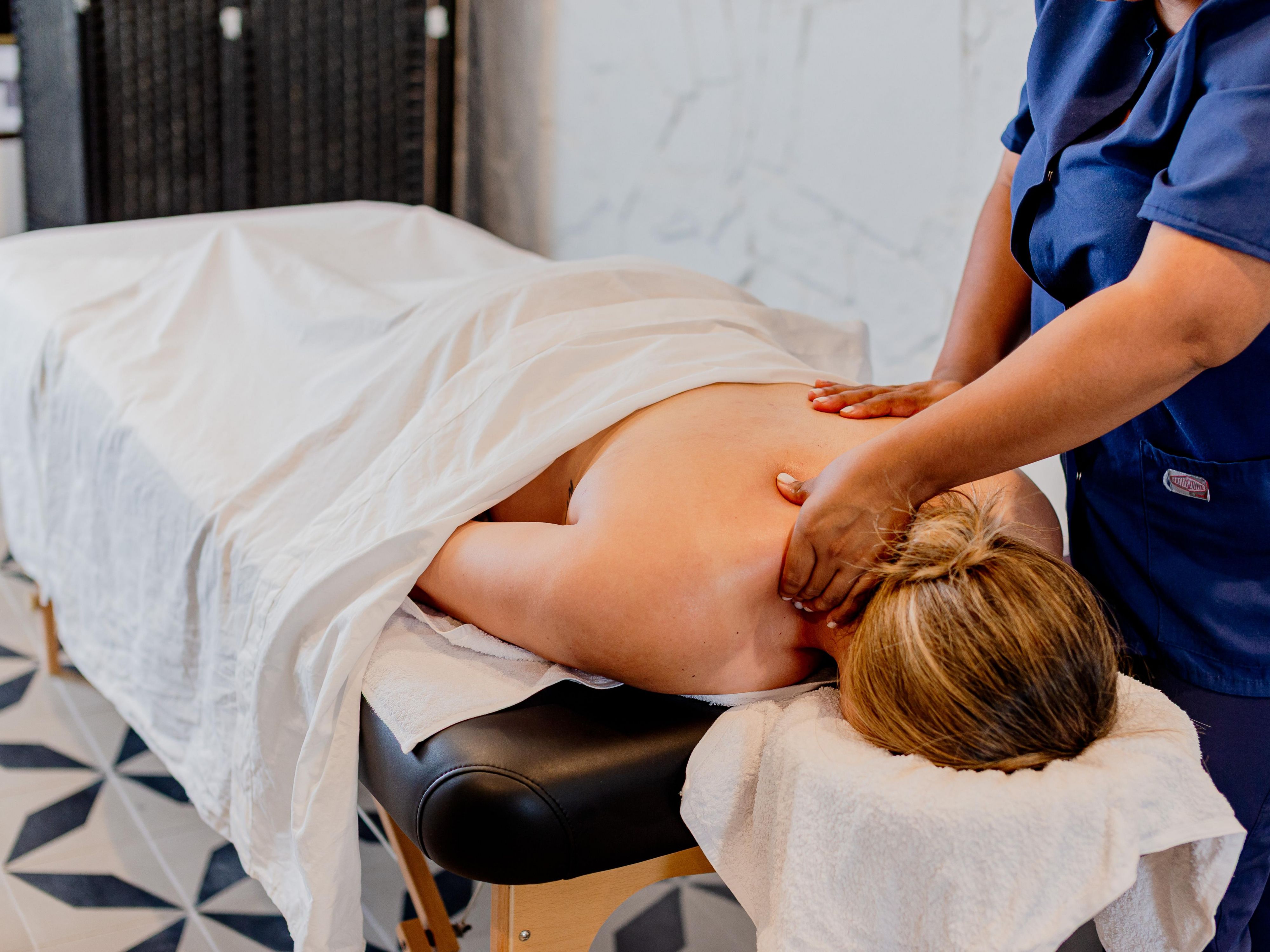 Clam and relaxing atmosphere: a space designed with soft lighting and soft music to create a calm atmosphere. Our highly trained staff provides high-quality and personalized treatments.