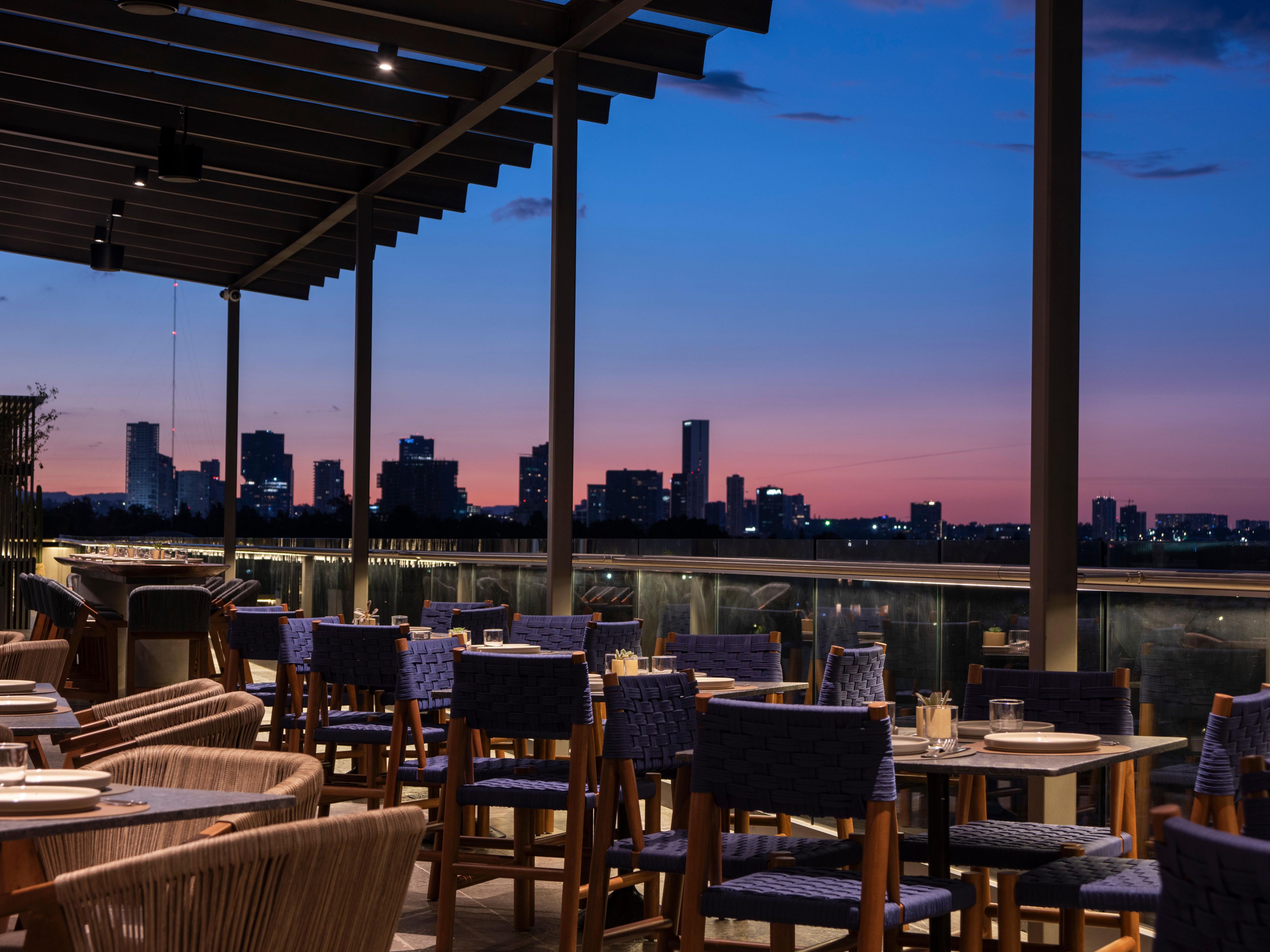 Nestled on the 7th floor, Querida Luna is an exquisite restaurant and bar serving breakfast, lunch, and dinner. Savor international and regional flavors with a mestizo Mexican style crafted from fresh, local ingredients. Enjoy live music on weekends and embrace the culinary vibe of the city through delectable dishes and breathtaking Zapopan views.