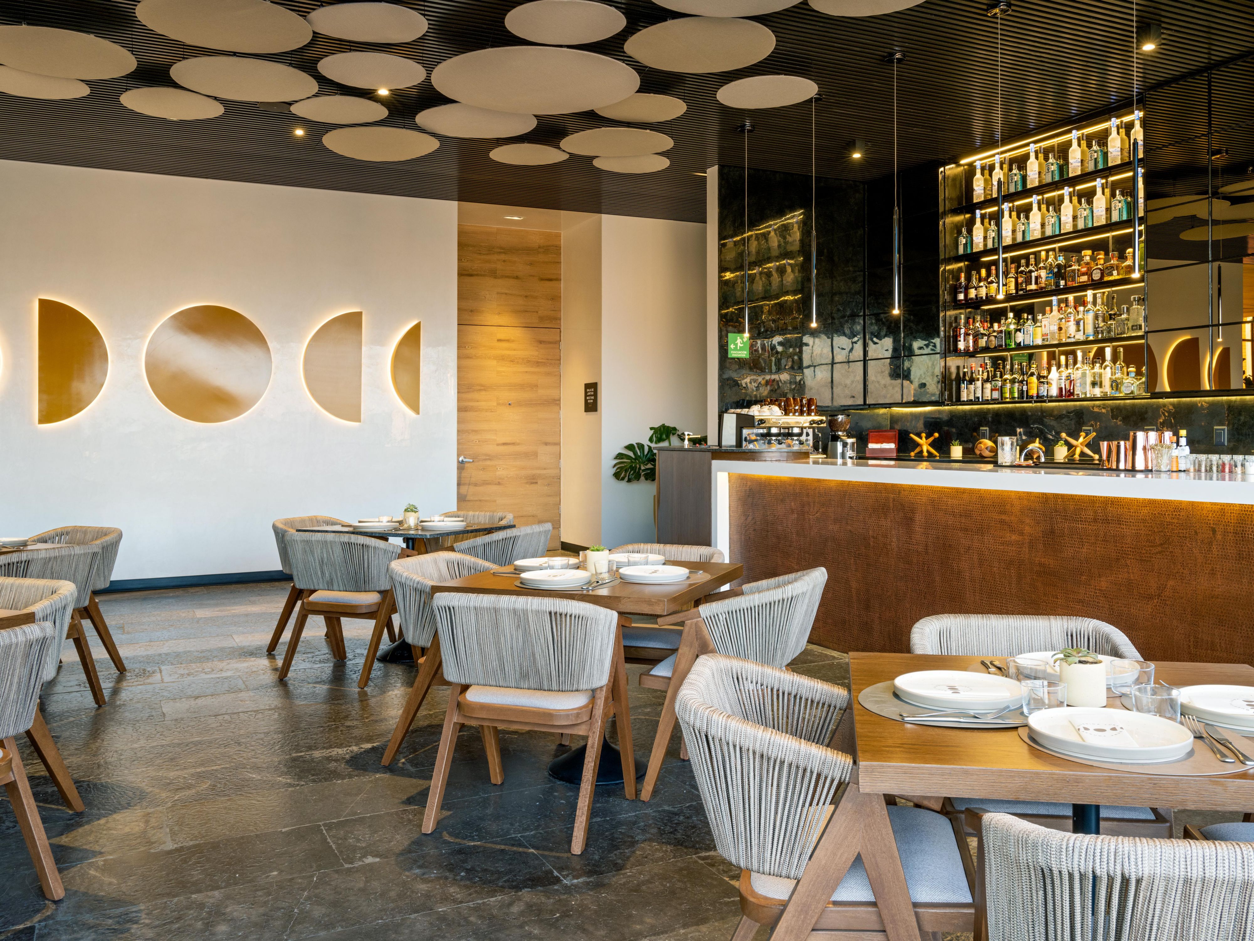 Querida Luna serves breakfast, lunch, and dinner.
Savor international and regional flavors with a mestizo Mexican style crafted from fresh, local ingredients.
Embrace the culinary vibe of the city through delectable dishes and breathtaking Zapopan views.