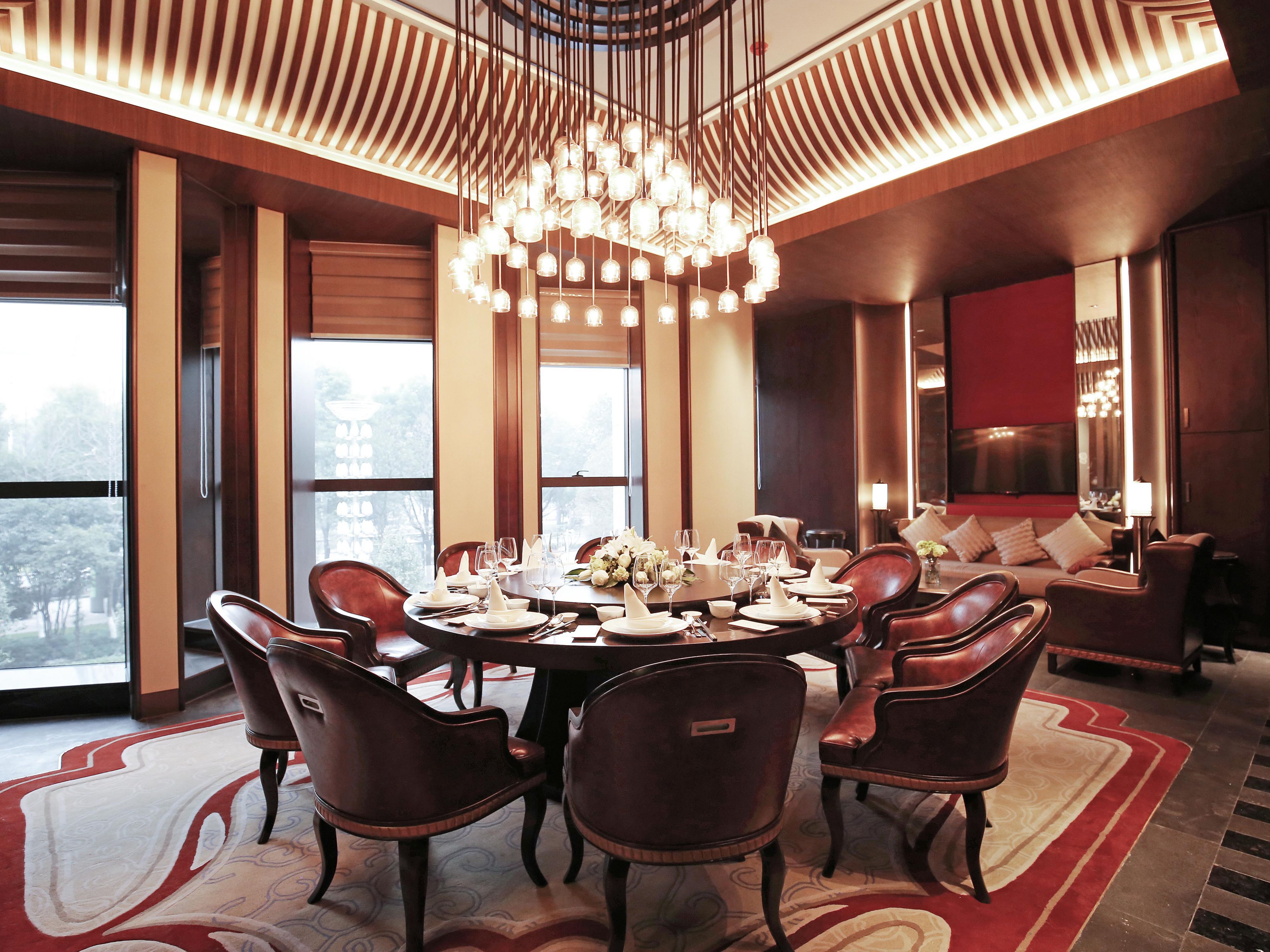 明轩阁中餐厅，主营粤菜、杭帮菜、创意江南菜，各具风格而又汇融贯通。餐厅拥有尊贵独立的大小包厢及雅座多区域用餐选择，令您在私密优雅的环境中尽享美食盛宴。