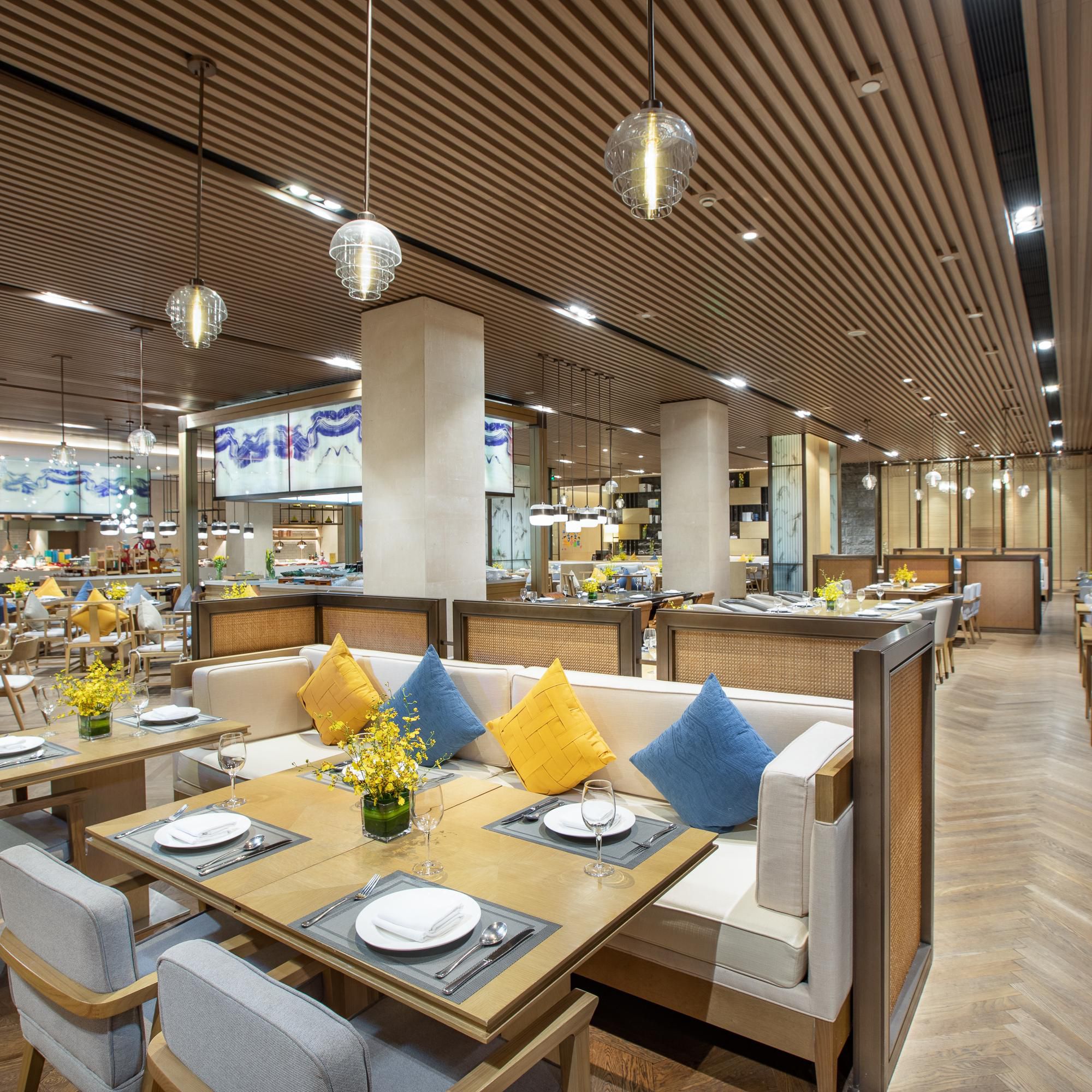 我们的餐厅voco千岛湖阳光大酒店拥有2个餐厅和1个大堂吧, 在风景里的