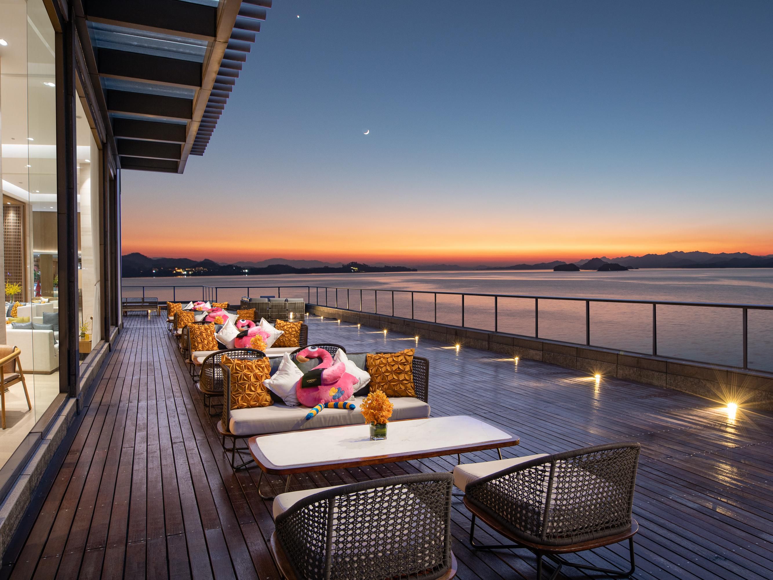 Qiandao Lake Organic Fish is the country's first organic fish certified by the Organic Food Development Center of the State Environmental Protection Administration. Qiandao Lake is also the country's first organic fish breeding base. Qiandao Lake fish head soup is milky white, fresh but not fishy, fat but not greasy.