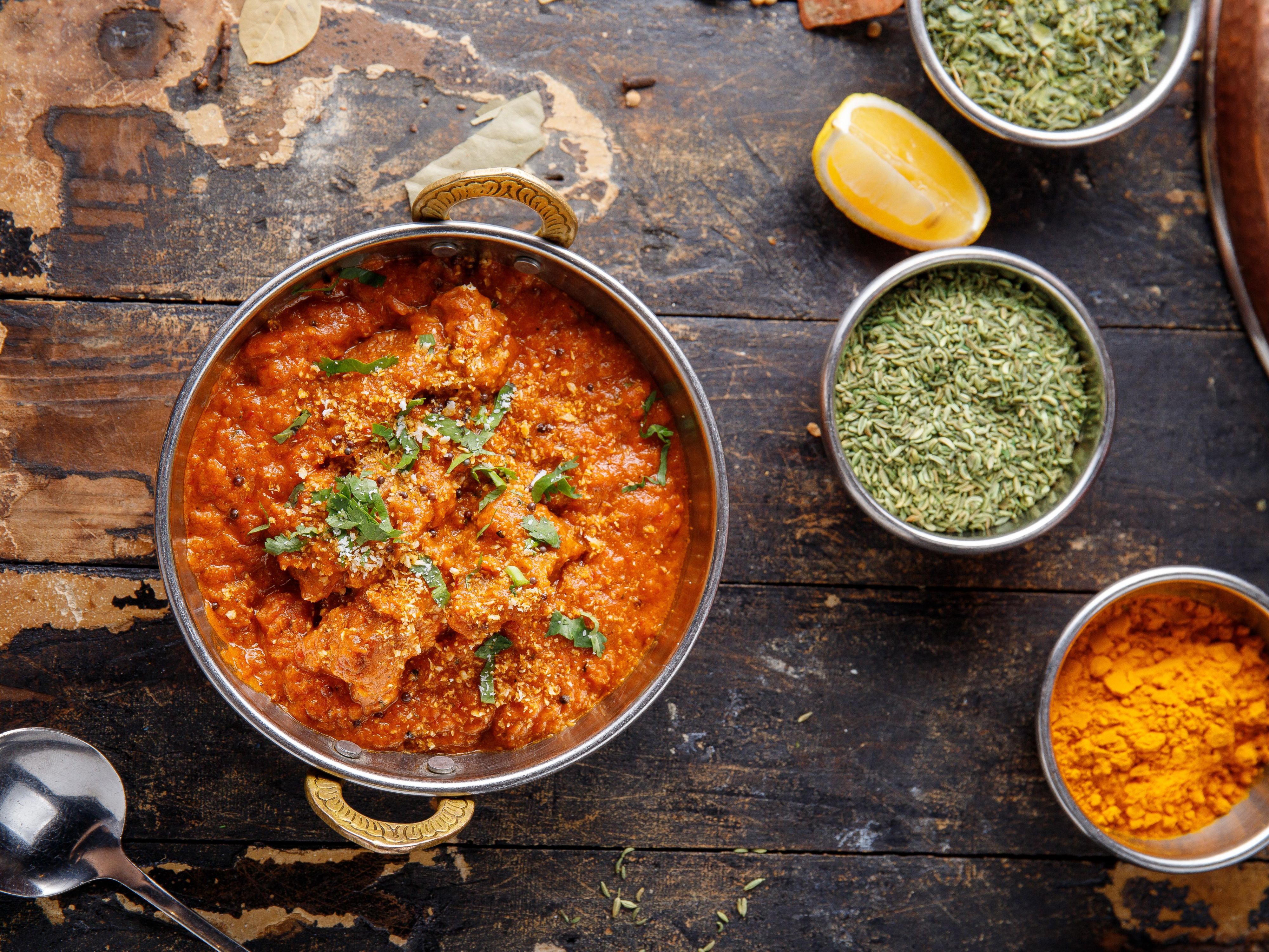 香域南亚料理是纯正现代咖喱料理餐厅，餐厅由印度主厨团队组成，使用纯正印度原产地香料为食客提供纯正咖喱美食。