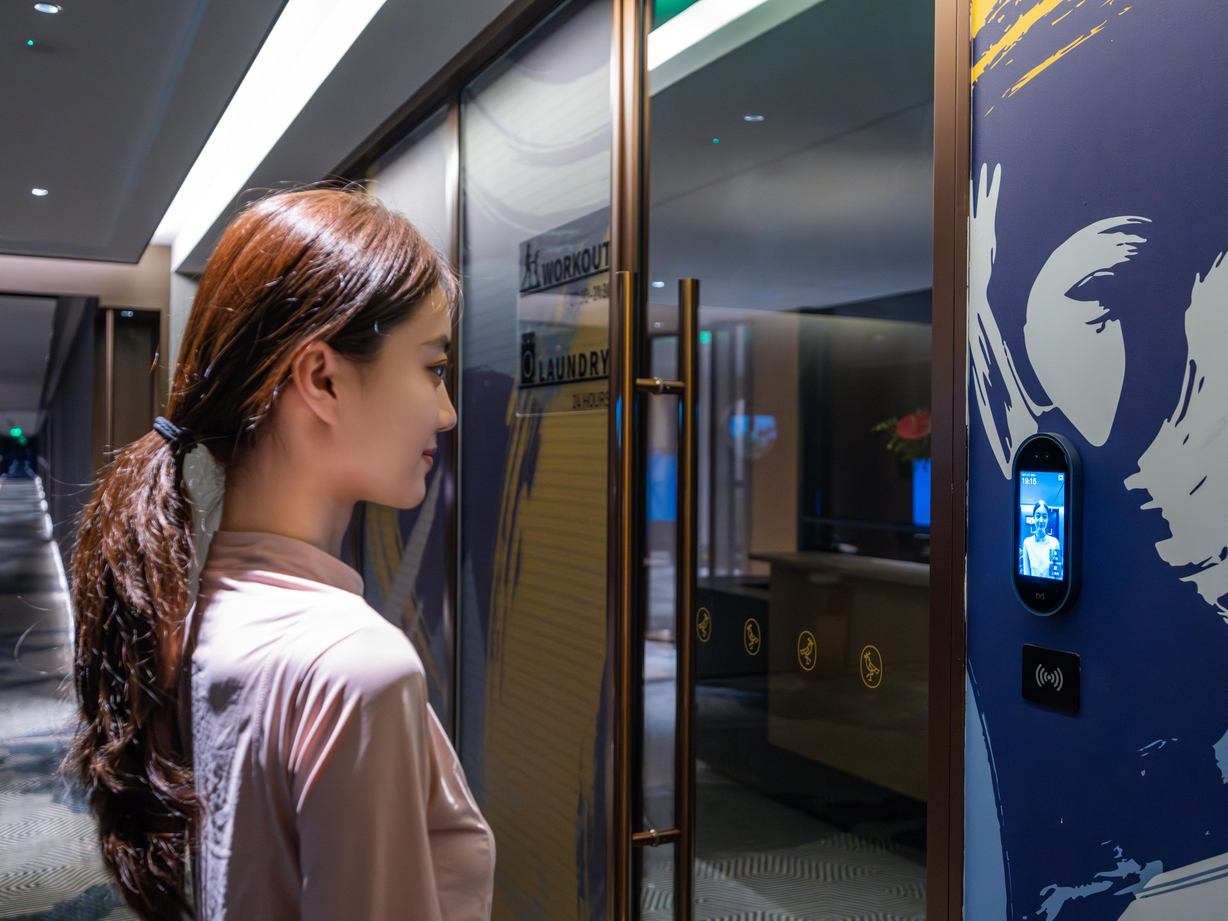 智能入住、刷脸开门、天猫精灵、机器人送物全流程智慧服务结合全屋语音操控系统实现个性化酒店便捷服务