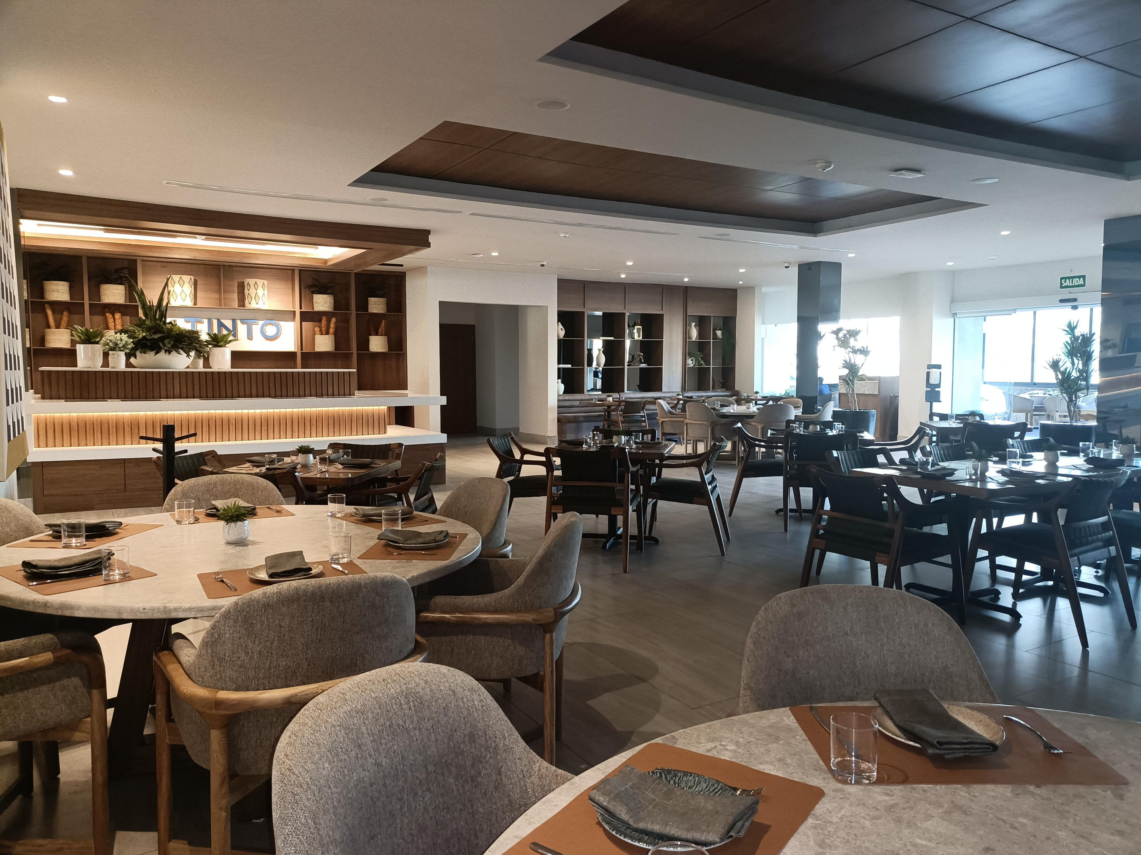 Delight your palate with our Mexican dishes or international cuisine at the hotel restaurant, all while enjoying a beautiful garden view. We also feature our world-class restaurant, La Tinto, offering the finest fusion cuisine in Sonora.