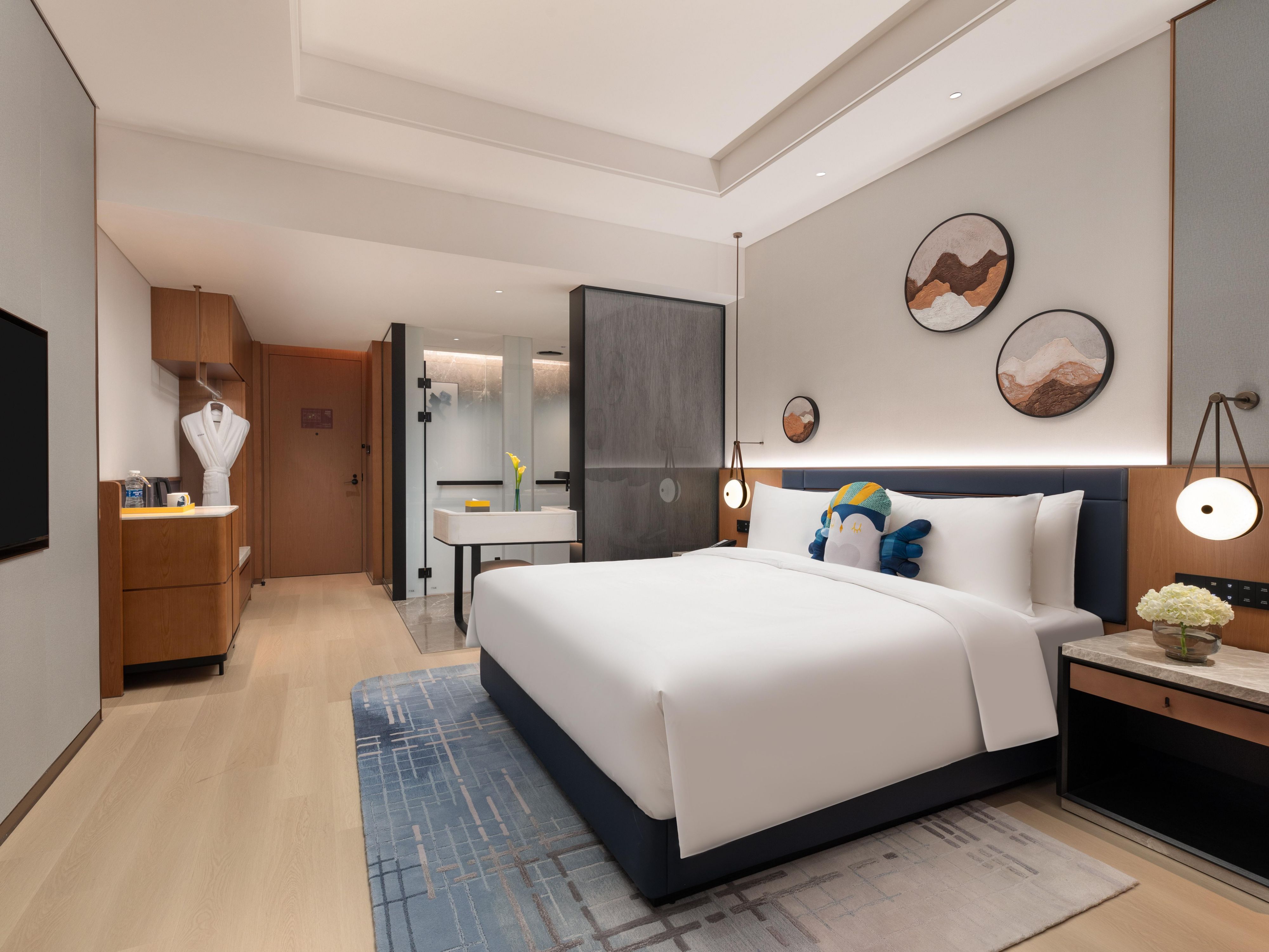 voco Jincheng Danhe boasts 308 cozy, comfortable rooms and suites. ranging from 35 to 120 square meters. Each room has panoramic windows that frame the cityscape and distant mountains, complementing the interior design.