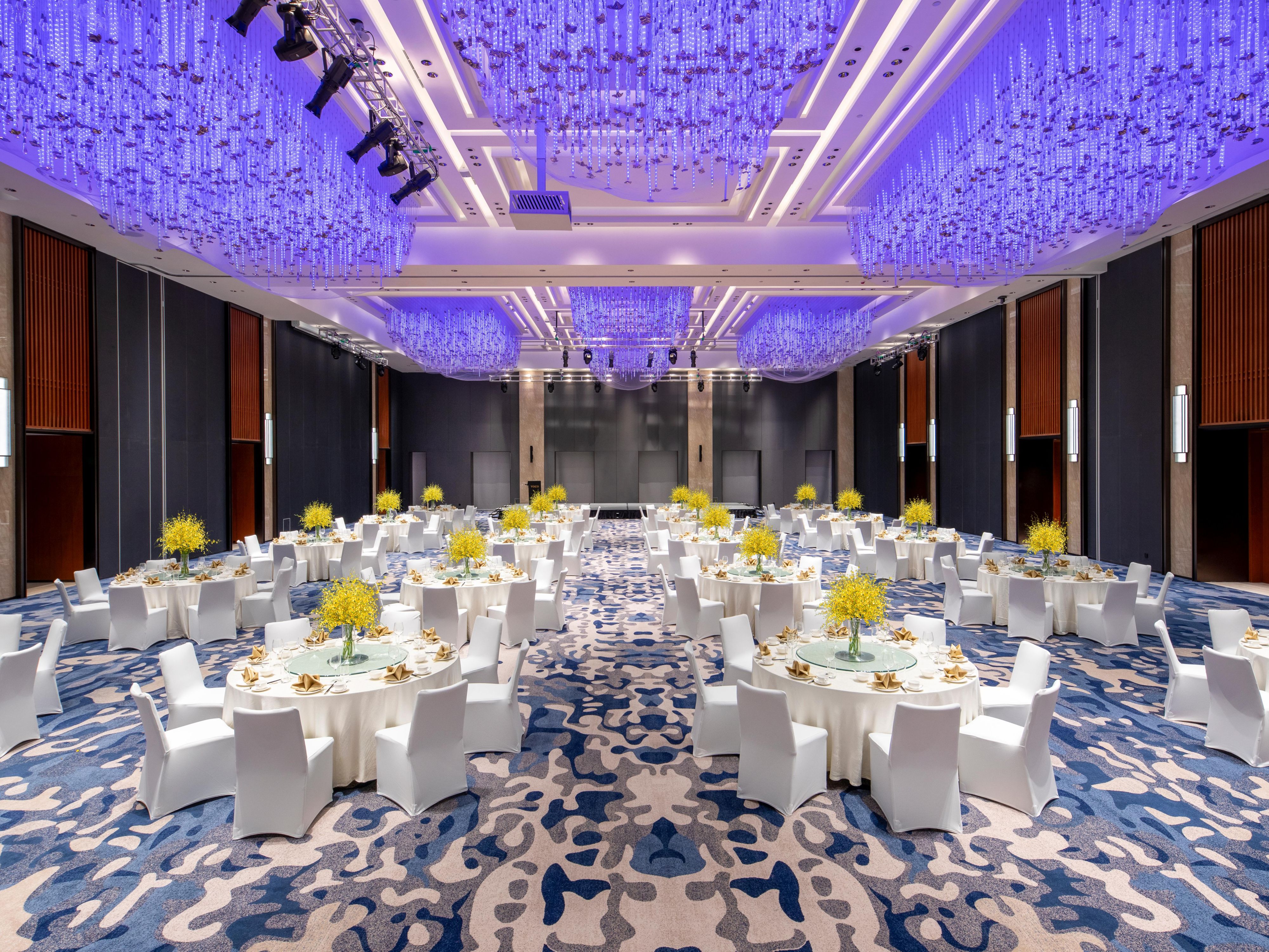 The hotel's independent ballroom and conference venue is situated in the podium building where it comprises some 2,500 square meters of spacious and natural light spaces. The 900-square-meter pillarless grand ballroom can accommodate 500 people.