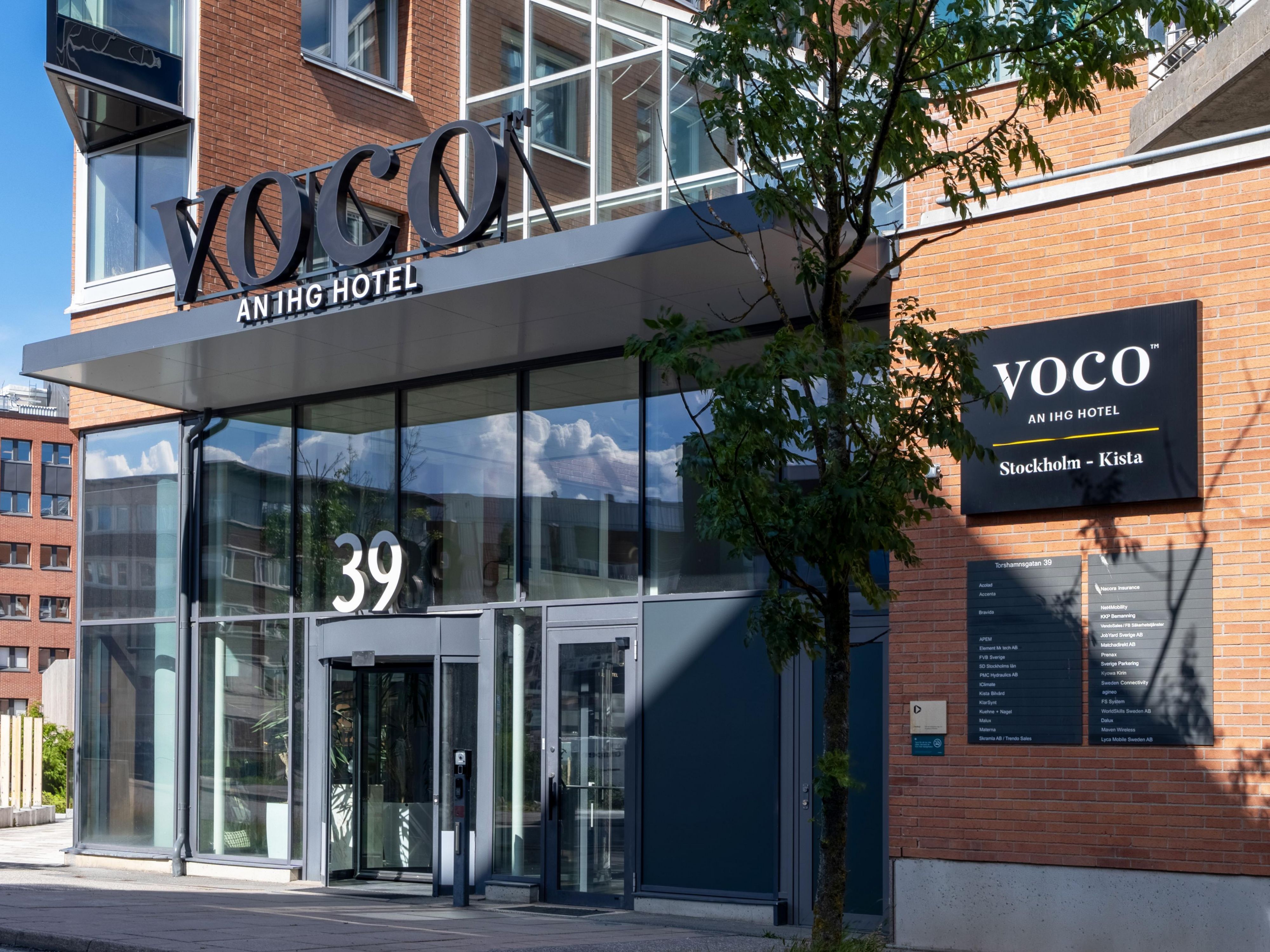Conveniently situated between Arlanda Airport and central Stockholm, our hotel location offers the perfect balance for travellers. With excellent public transport connections, guests can easily reach the city center while also benefiting from direct routes to the airport. 