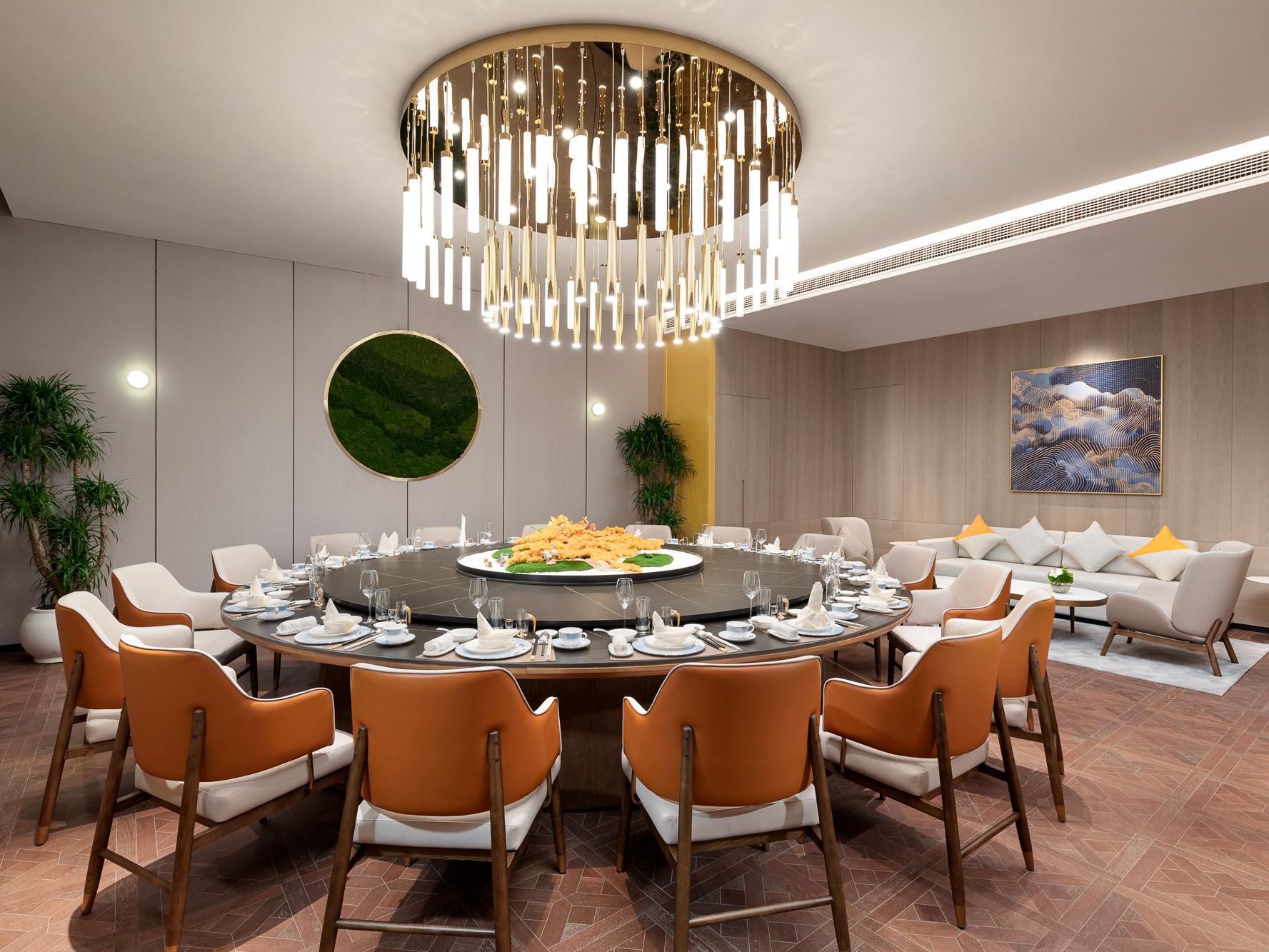 Ju Shan Hai, the Chinese restaurant serves Cantonese and local Lianyungang cuisine with exquisitely designed private dining rooms and dining hall. 