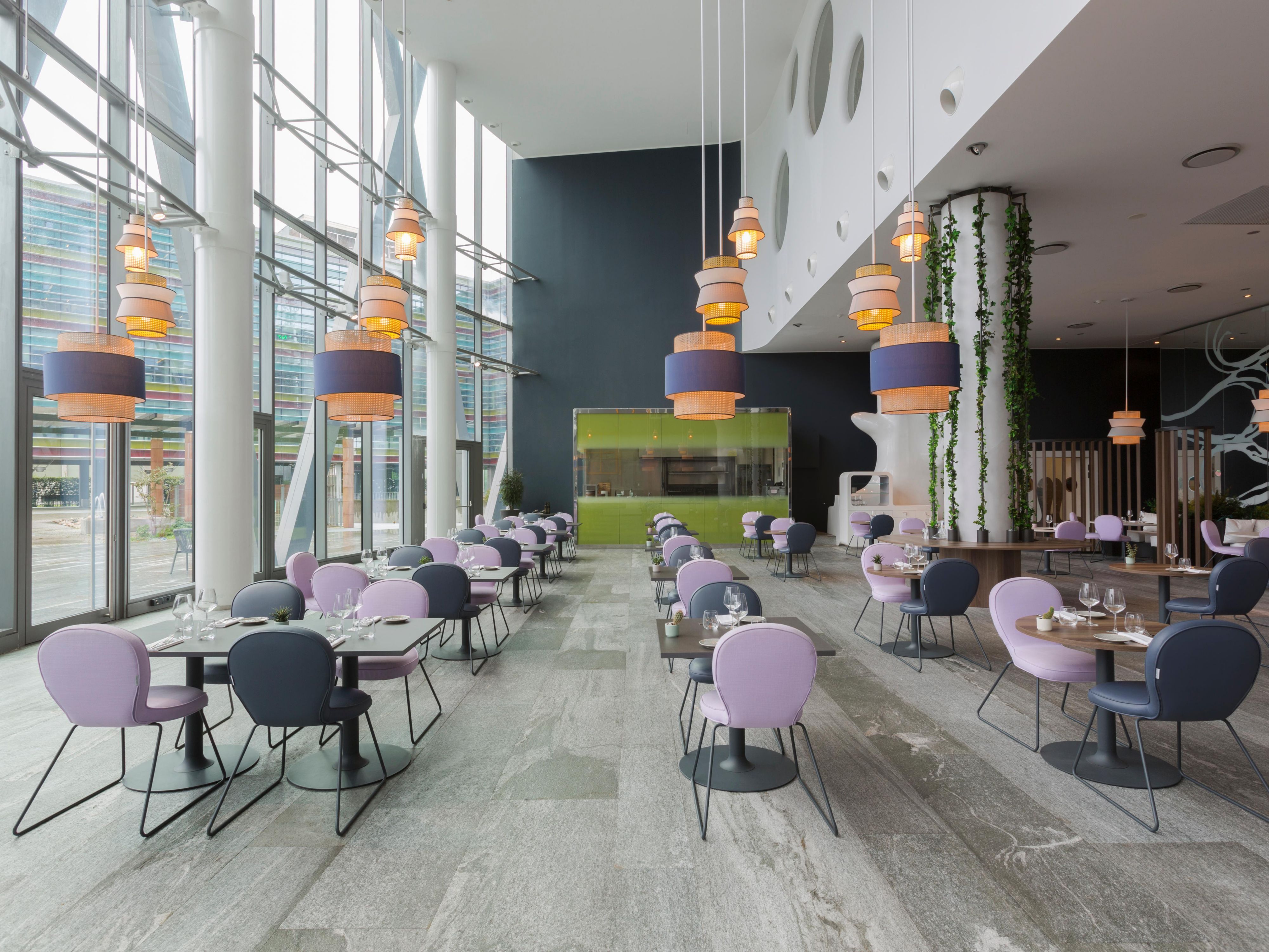 Recalling a beautiful and leafy garden, our restaurant will help you experience well-being, both from the inside and on the outside. Fresh, local and lightly handled proposals are what distinguish us, together with the desire to involve and entertain guests with our large grill for show cooking.