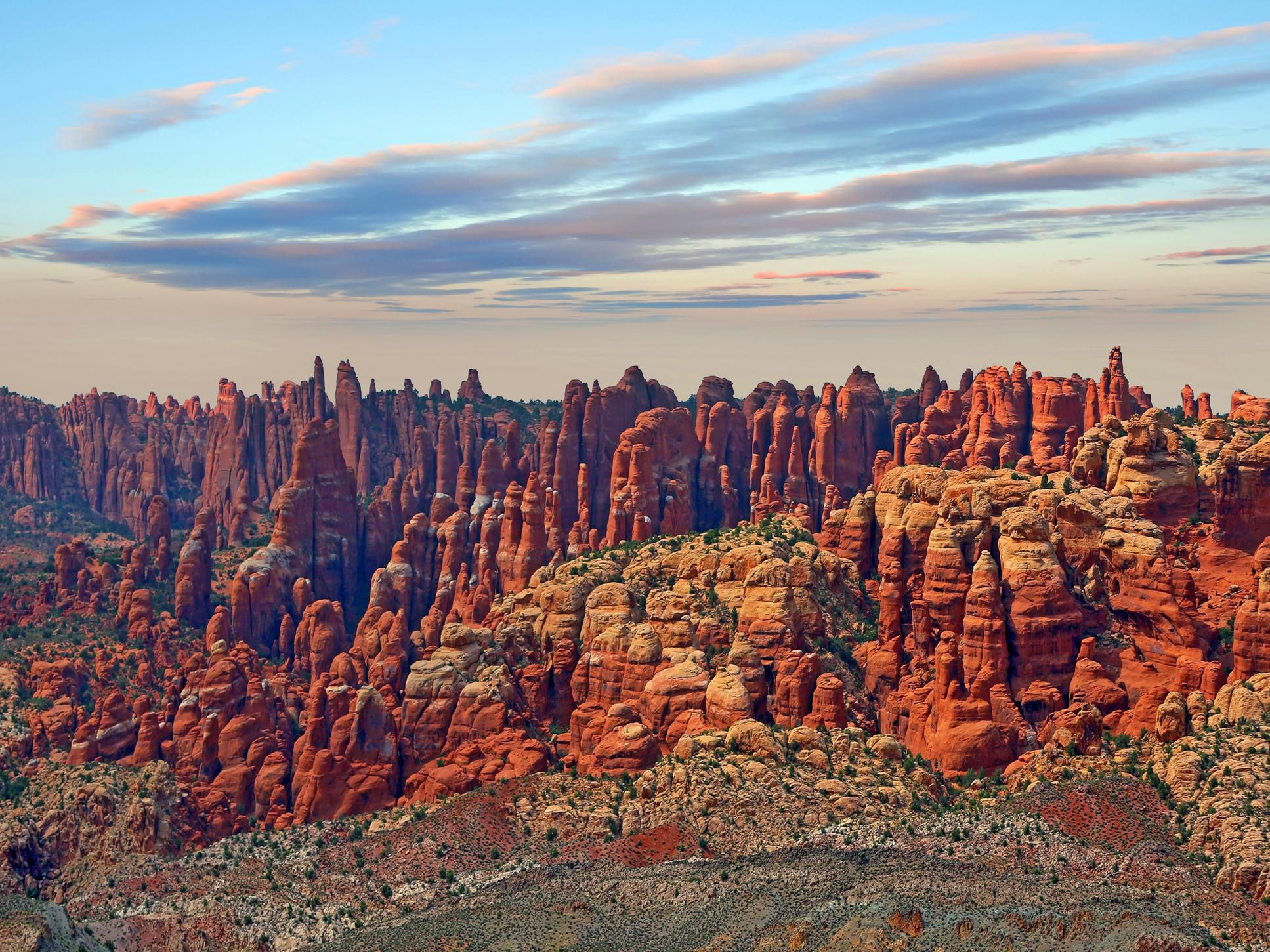 Utah proudly hosts the renowned Mighty 5® national parks, each offering distinct and breathtaking landscapes that attract visitors worldwide. voco Moab is perfectly positioned in the heart of Moab, providing easy access to these natural marvels.