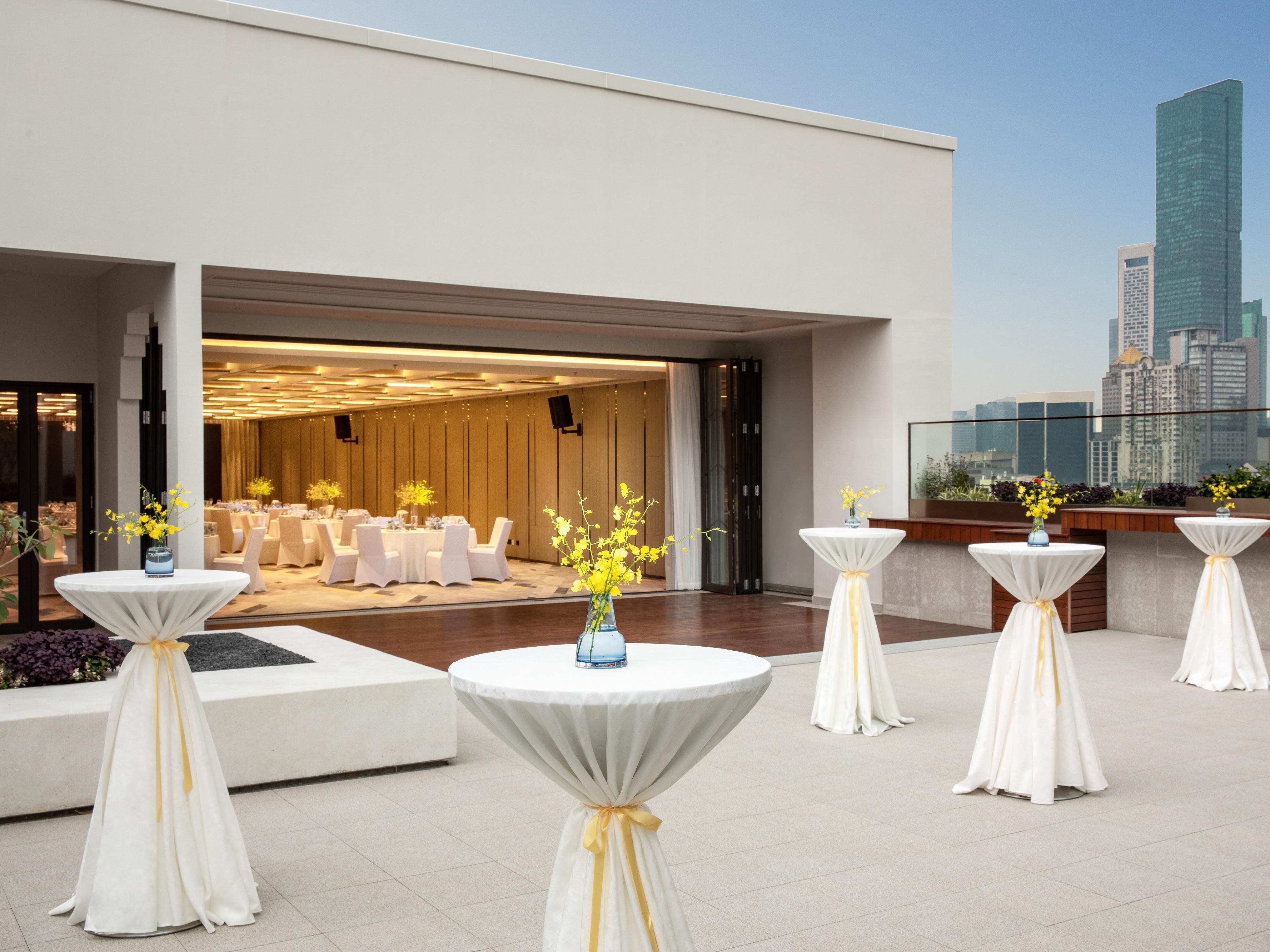 Set on the 10th floor, the hotel meetings and events space is designed to highlight the relationship between beauty and nature. Here, we offer 2 versatile ballrooms, a 240-square-meter grand ballroom and a 78-square-meter function room.