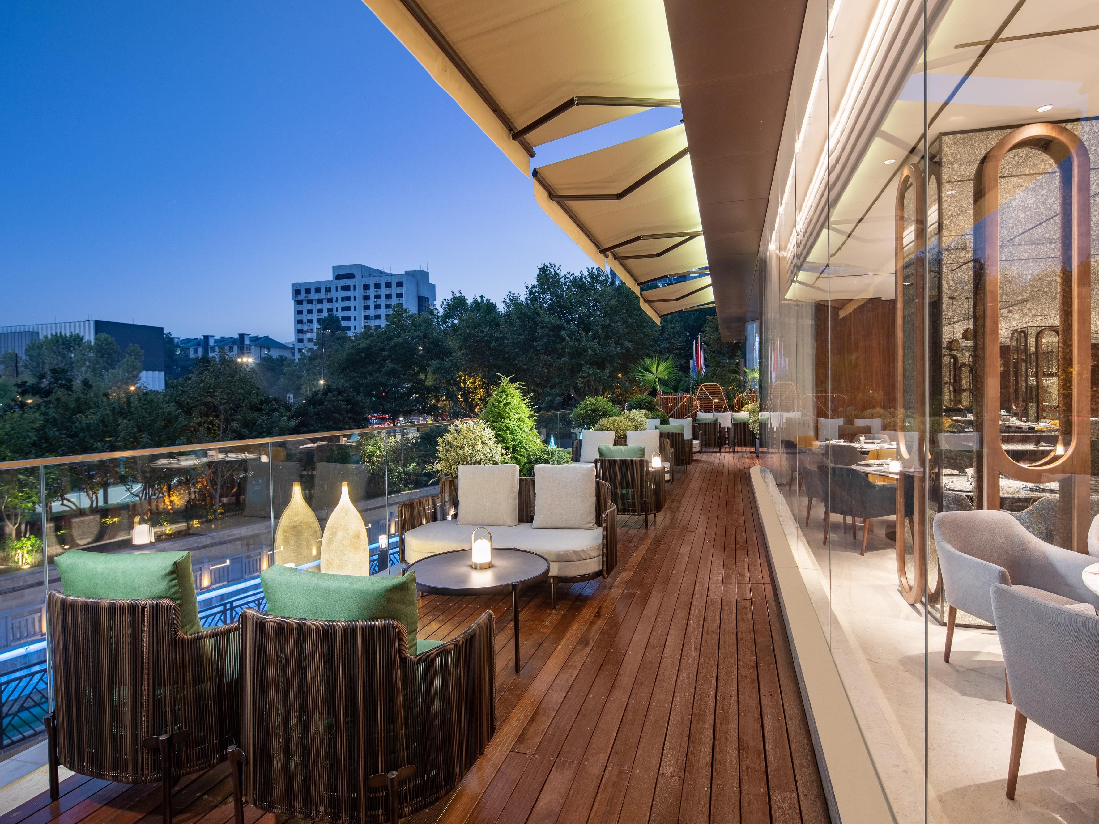 Two restaurants make your 'voco® Life' enjoyable. The All  Day Dining located in the 2F with an outdoor terrace,  providing the international cuisines. There are 6 private rooms with attractive city views. This includes a singular private room with an open terrace that will add to the pleasure of your dining.