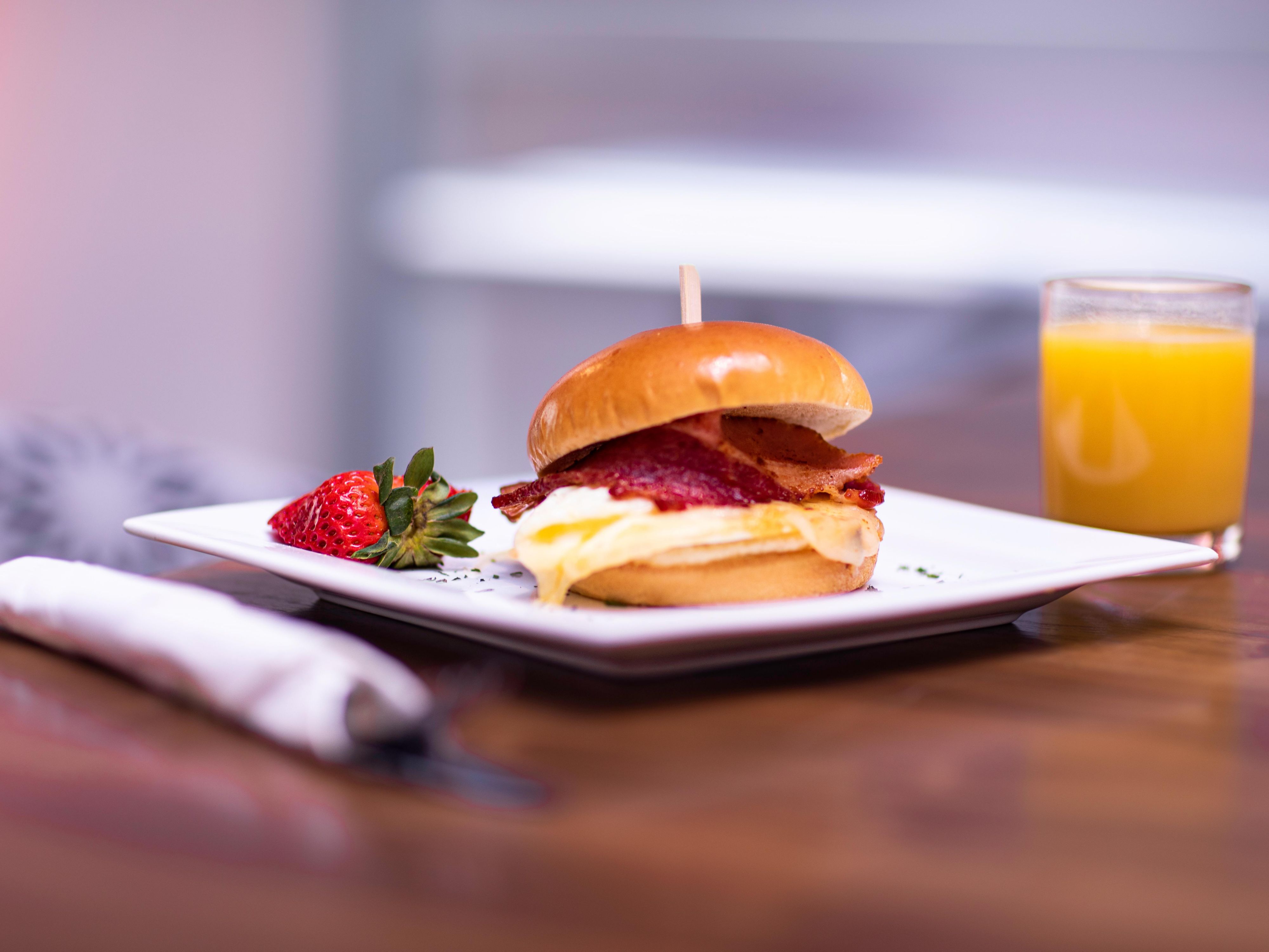 Fuel your NYC explorations with a delicious breakfast at Finches Den Restaurant & Outdoor Patio. Conveniently located within voco Times Square South, it offers a fresh start before heading to Times Square or Hudson Yards, saving you time and energizing your day.