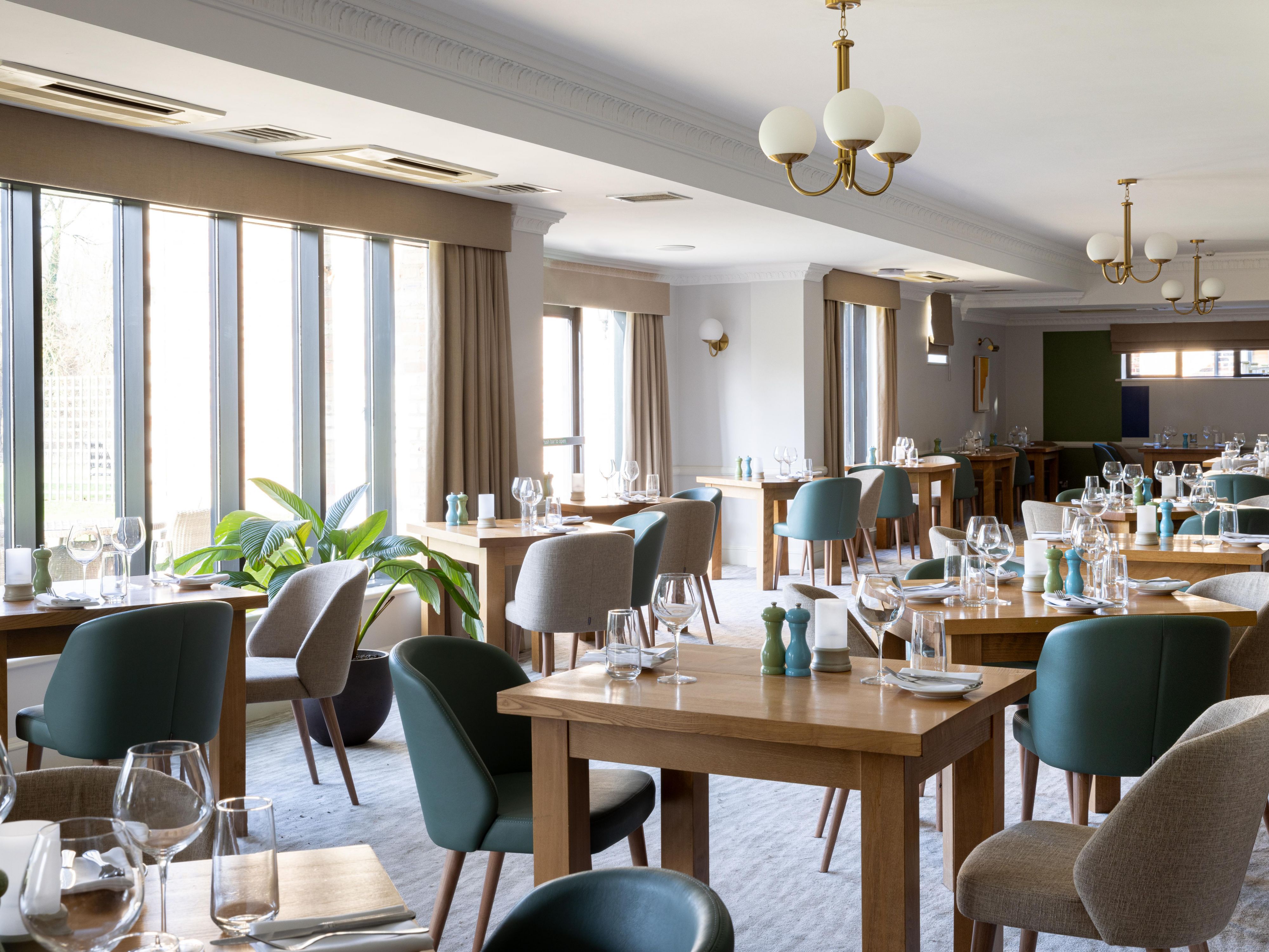 Experience the taste of Oxfordshire at Napier's Kitchen & Bar. Enjoy a menu crafted with locally sourced ingredients and a selection of fine wines in a charming, historic setting. The restaurant offers a unique blend of traditional and contemporary served in a welcoming ambiance.