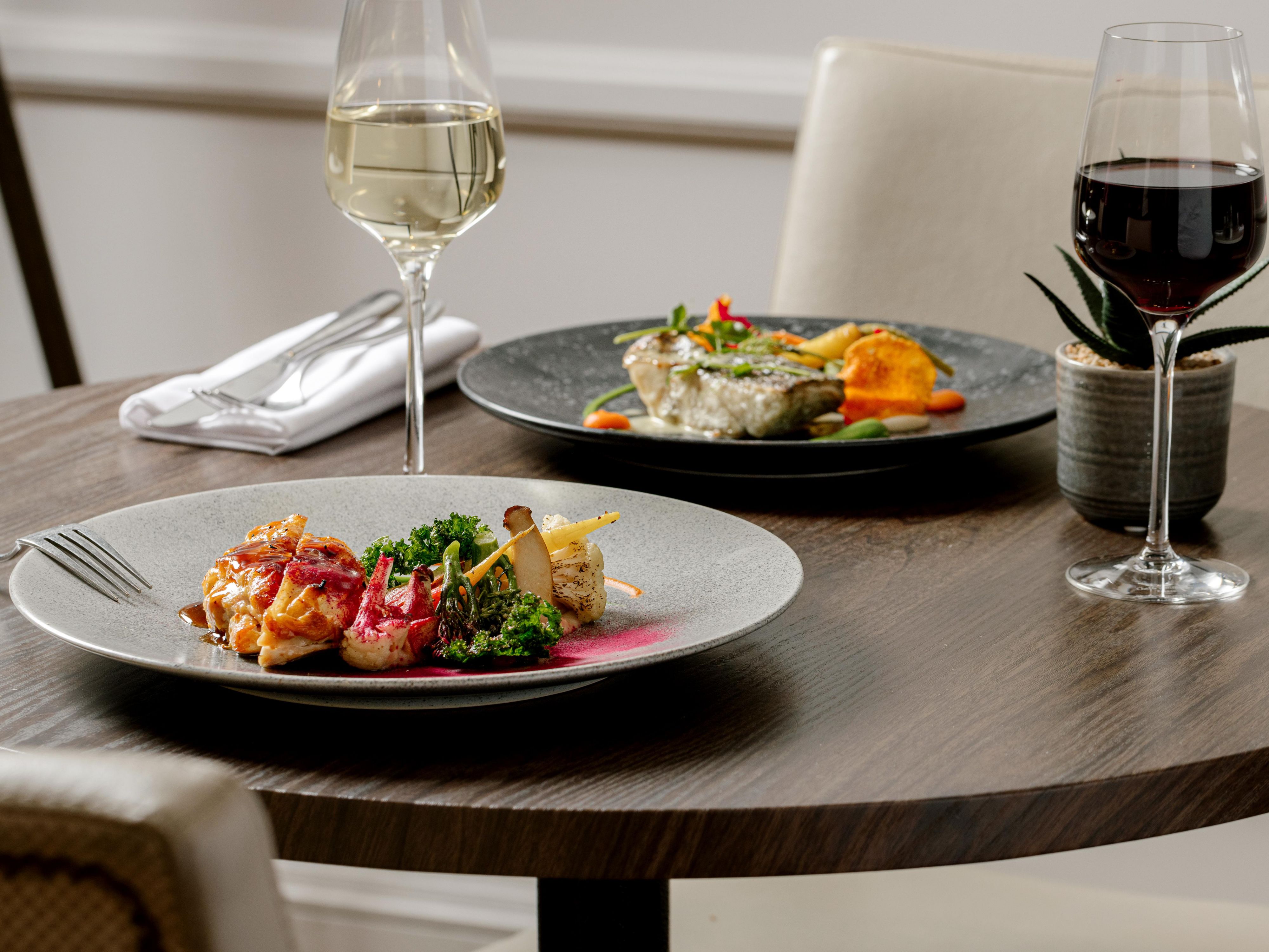 Whether you’re looking for a drink, a delightful breakfast, a quick lunch between meetings, or a romantic evening, dine on chef-curated dishes crafted from locally sourced ingredients and seasonal produce. You’ll never go hungry (or thirsty) here.