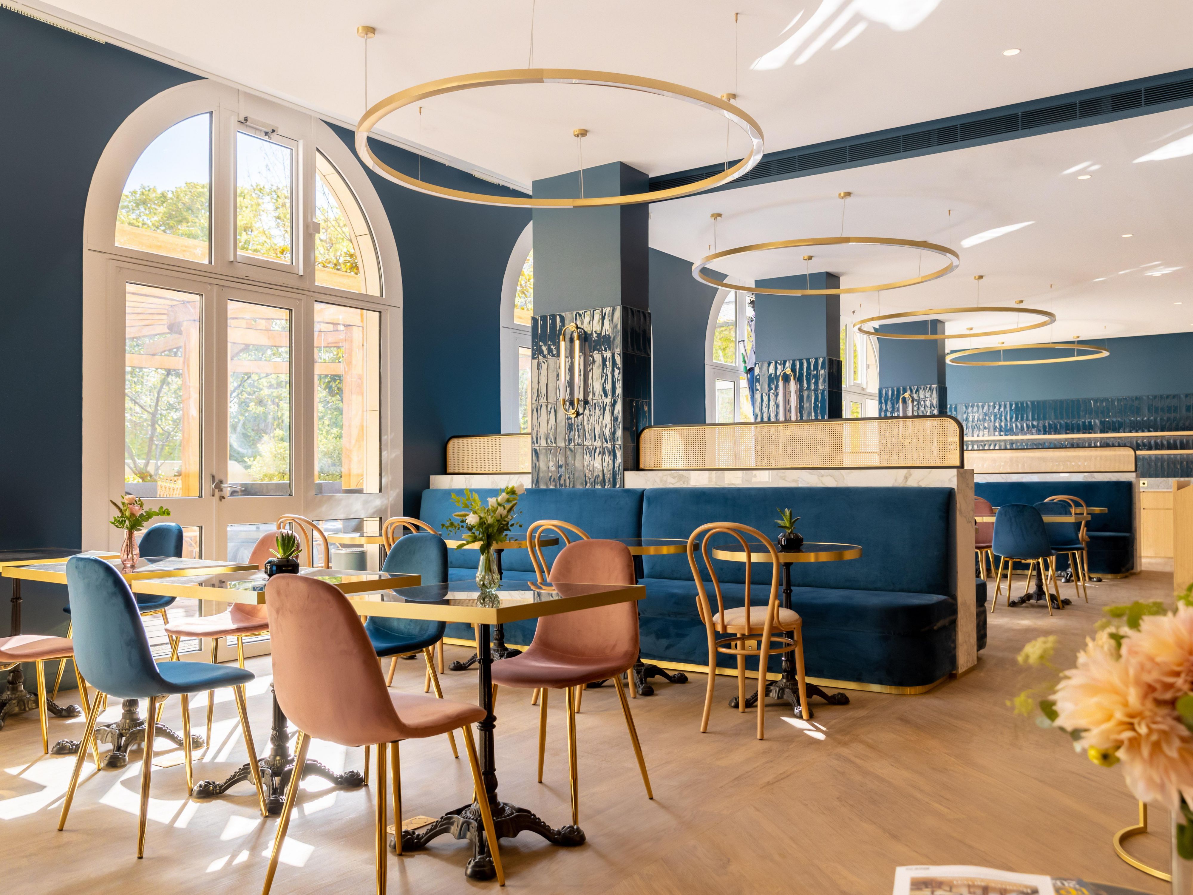 We've created real living and meeting spaces where you can eat, drink, work and play.
voco Hotels breakfast, every day from 7am to 10.30am.
The Bar, a meeting place, every day from 12.00 to 23.00.
La Terrasse, an unexpected haven of peace in the heart of bustling Paris.