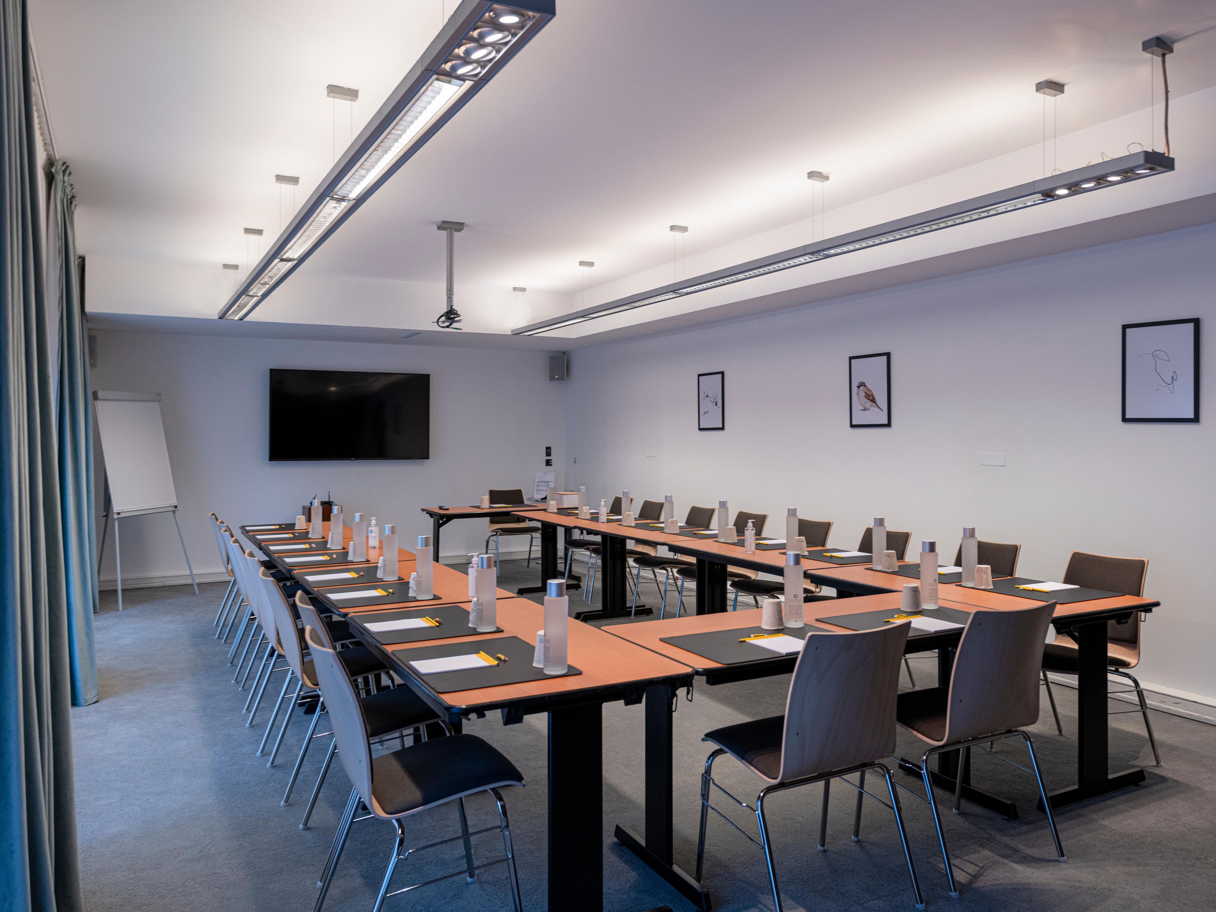 Organize your seminars, meetings and other events at voco® Paris Montparnasse, hosting up to 50 guests. Our two meeting areas with natural daylight will boost your creativity, to conclude your day relaxing in our lounge bar. We provide you with state-of-the-art equipment to ensure flawless meetings.